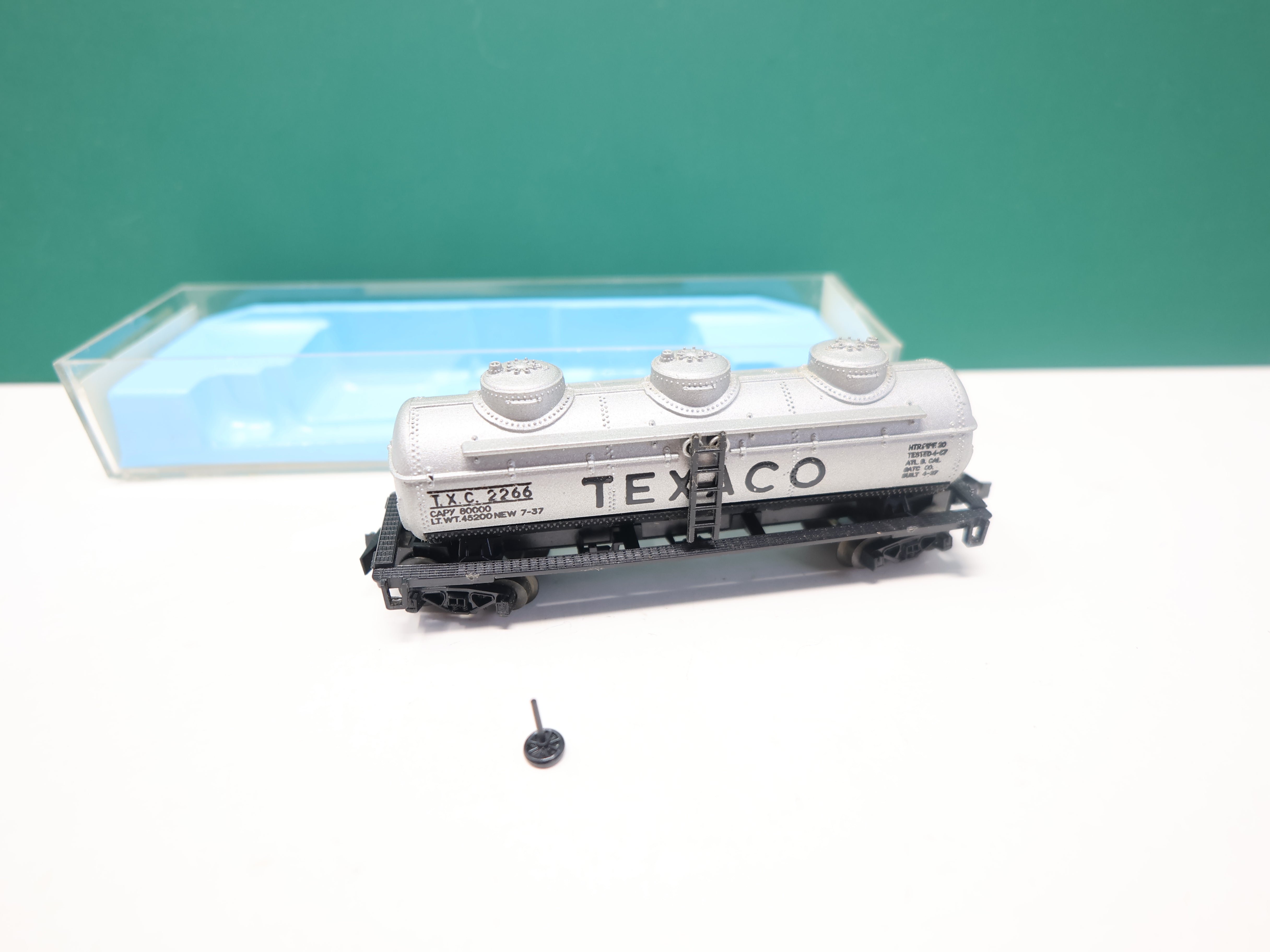 USED Atlas 2292 N Scale, Three Dome Tank Car, Texaco TXC #2266