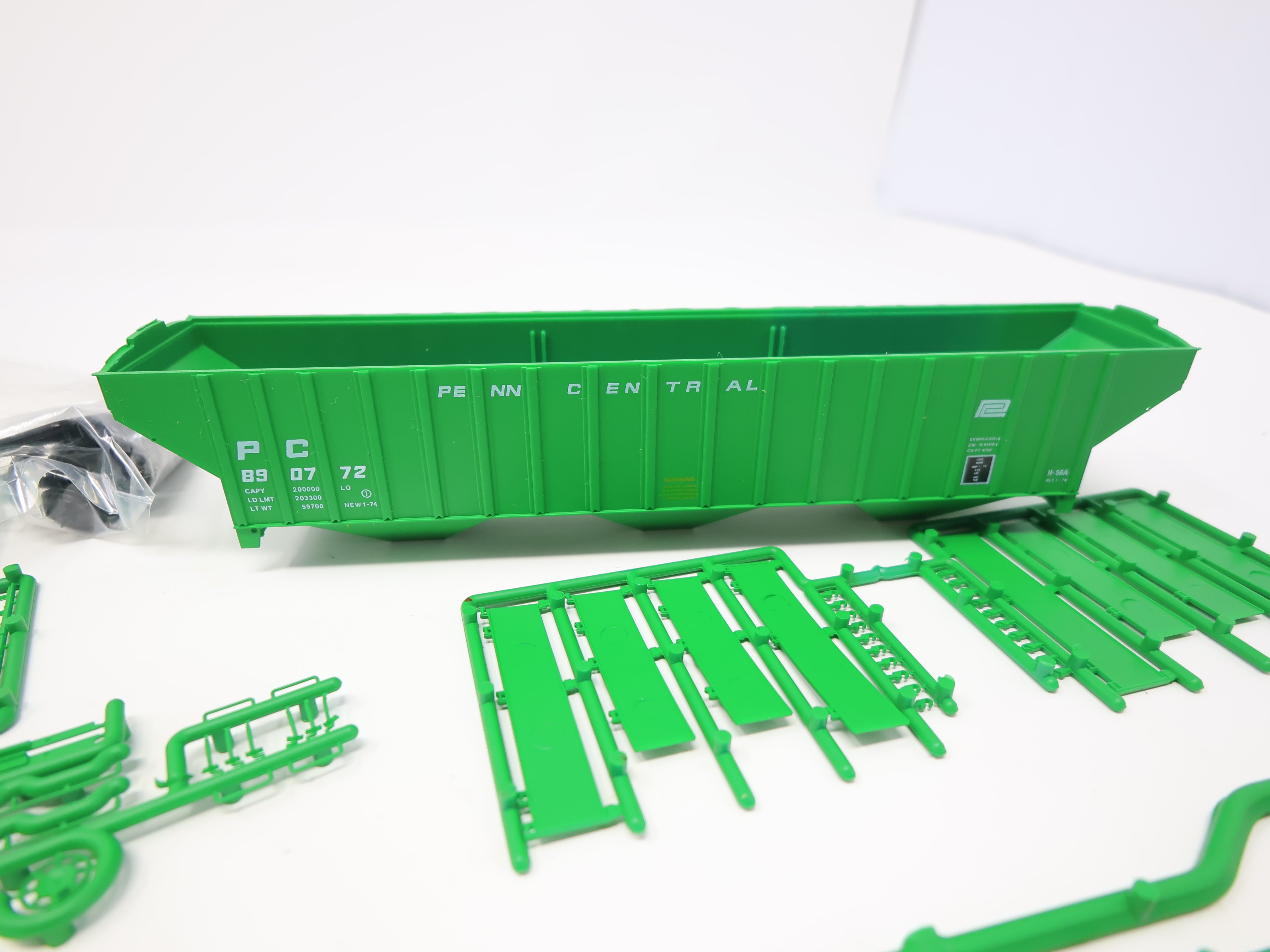 USED Intermountain 40321-09 HO Scale, 3-Bay Covered Hopper, Penn Central PC #890772 (KIT)