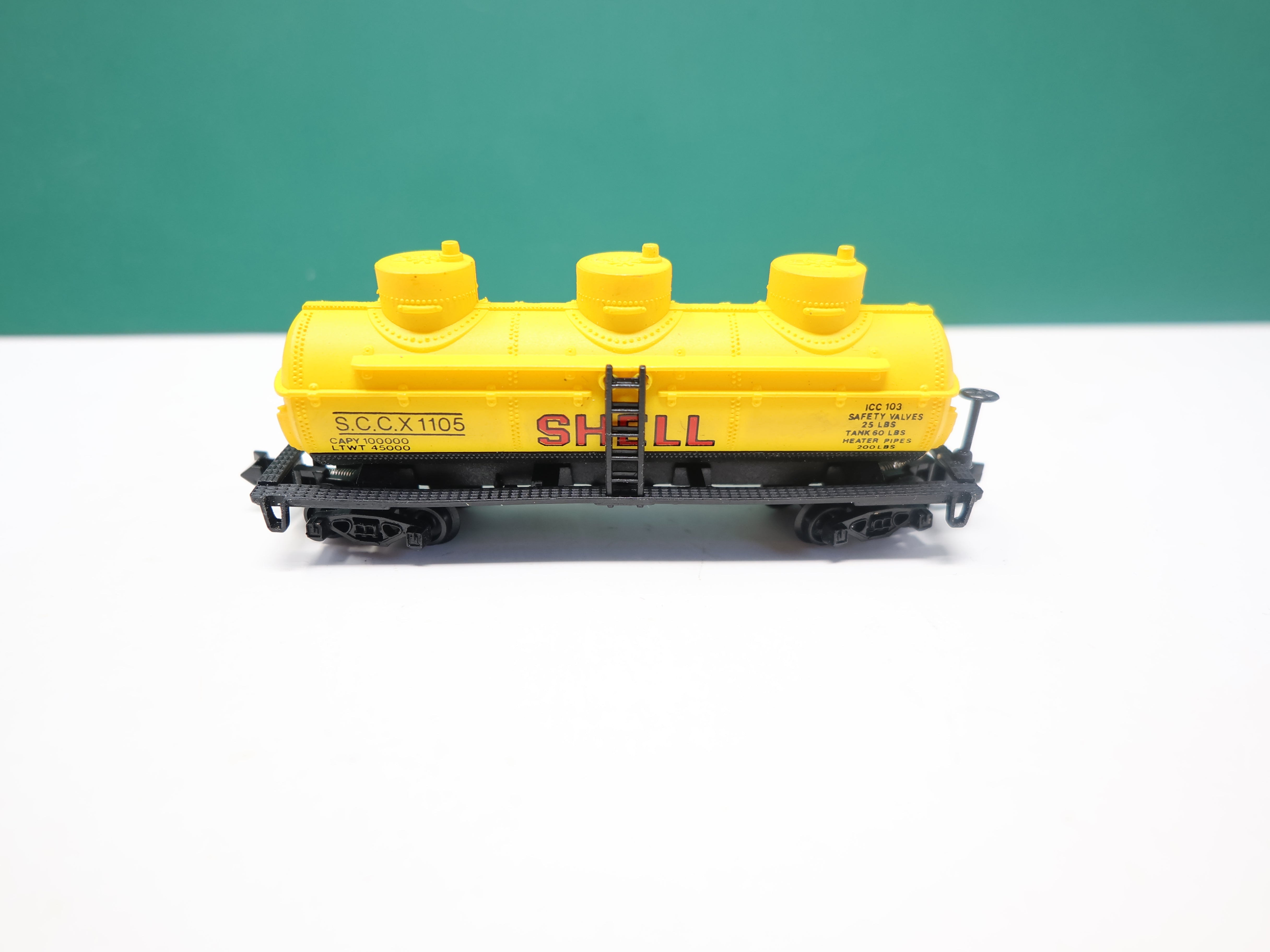 USED Model Power 3416 N Scale, Triple Dome Tank Car, Shell SCCX #1105