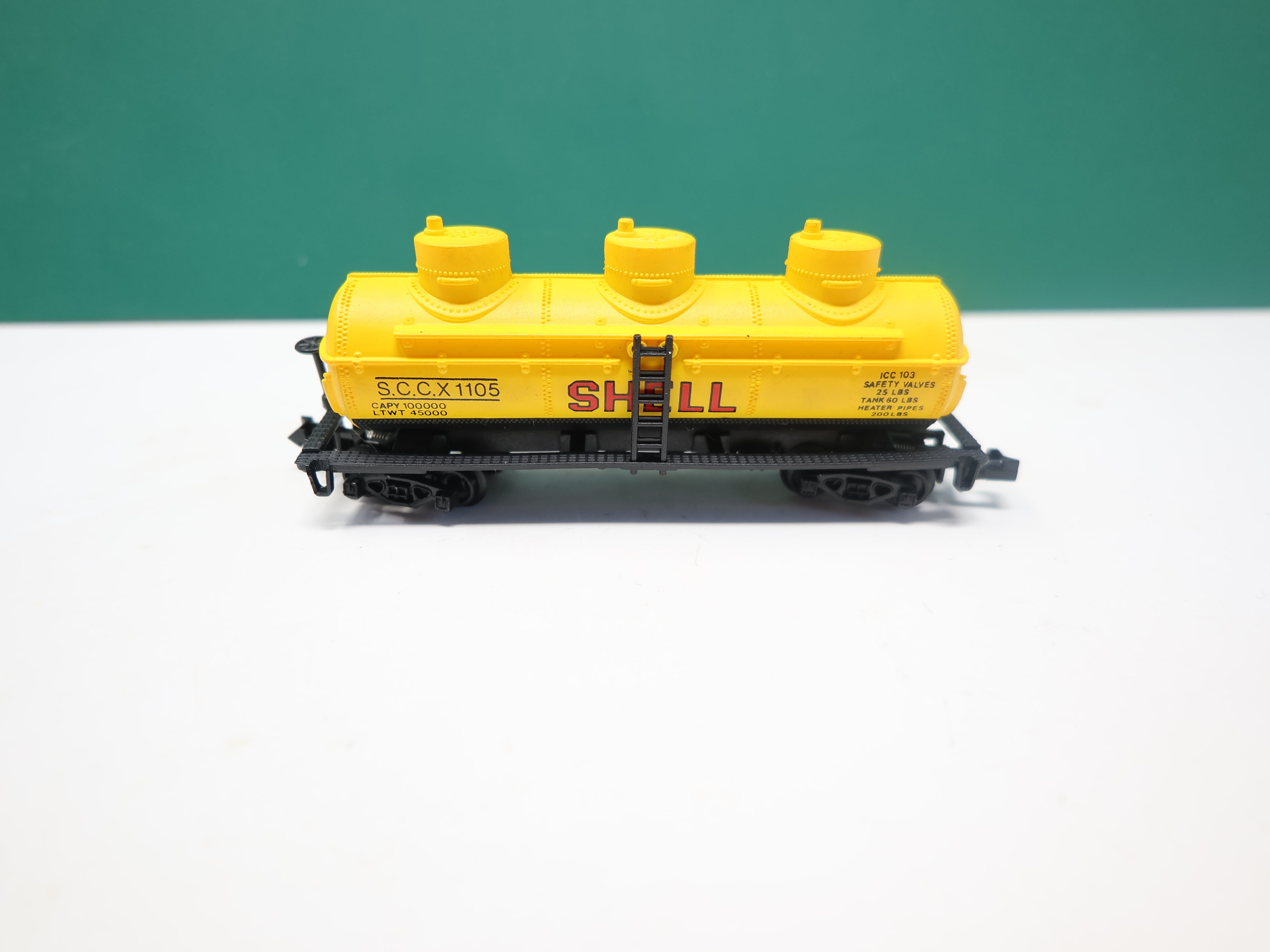 USED Model Power 3416 N Scale, Triple Dome Tank Car, Shell SCCX #1105