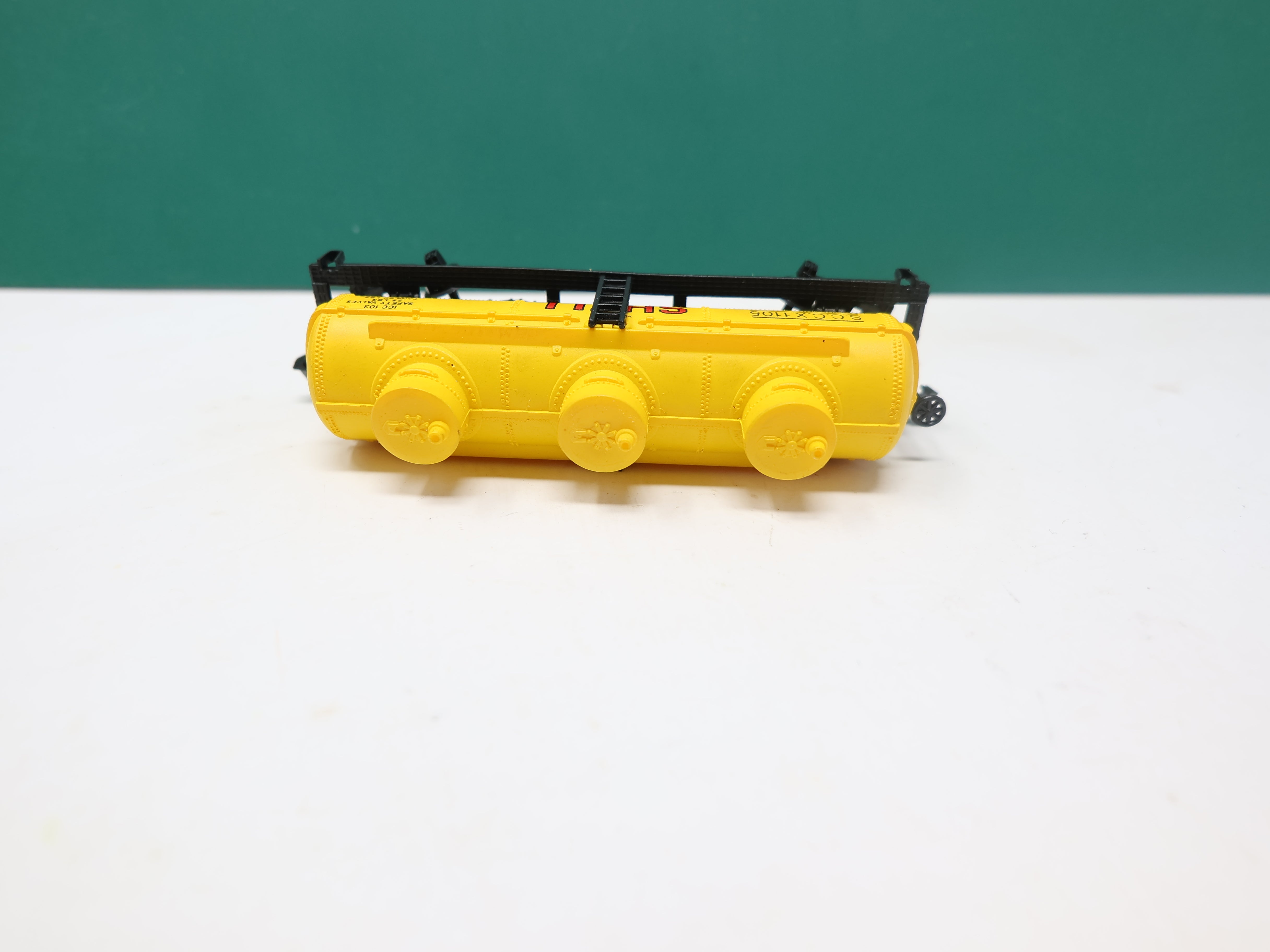 USED Model Power 3416 N Scale, Triple Dome Tank Car, Shell SCCX #1105