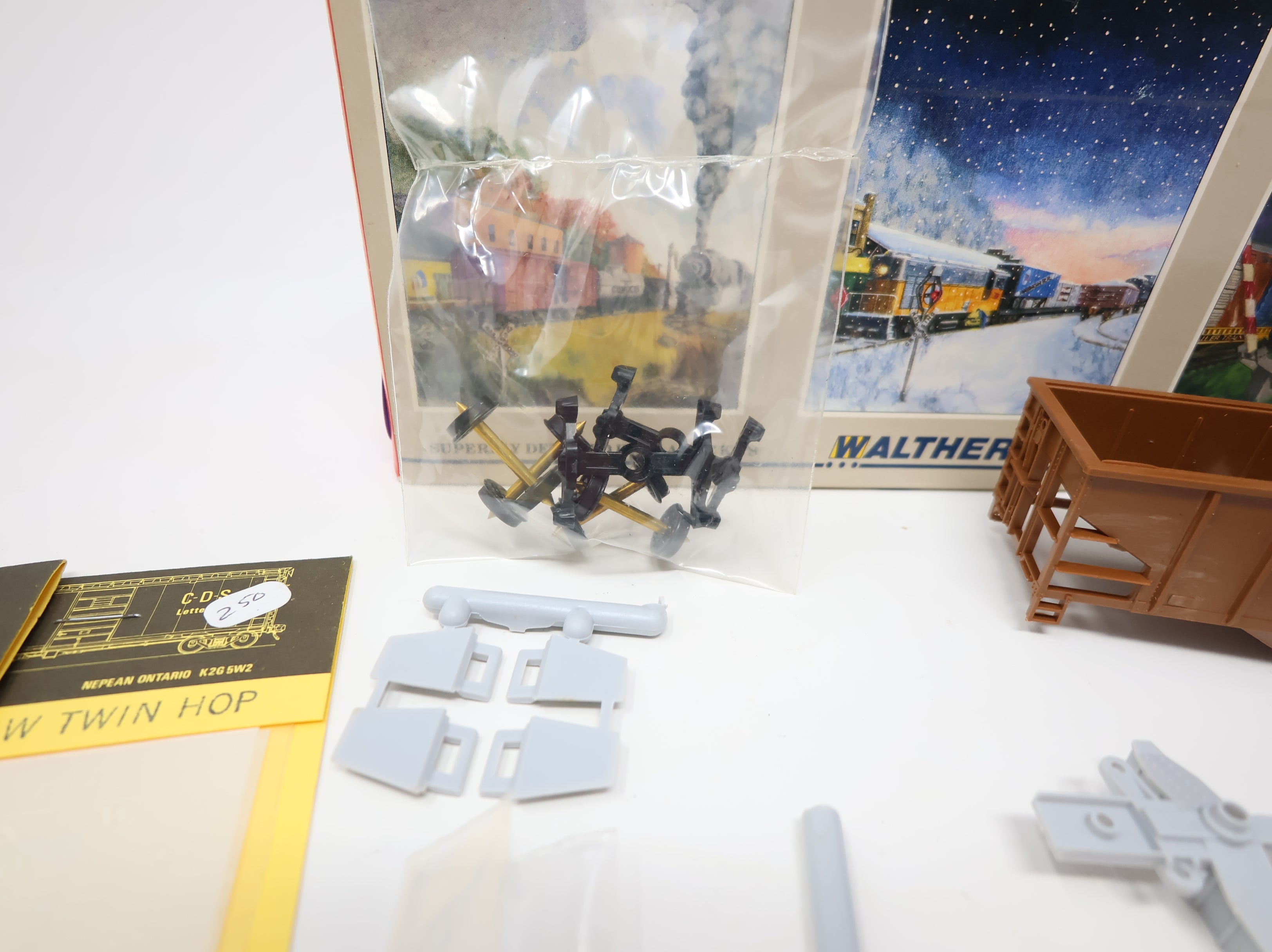 USED Walthers 932-3000 HO Scale Undecorated 36' Ribside Hopper w/ DL&W Decals & Coal Load KIT