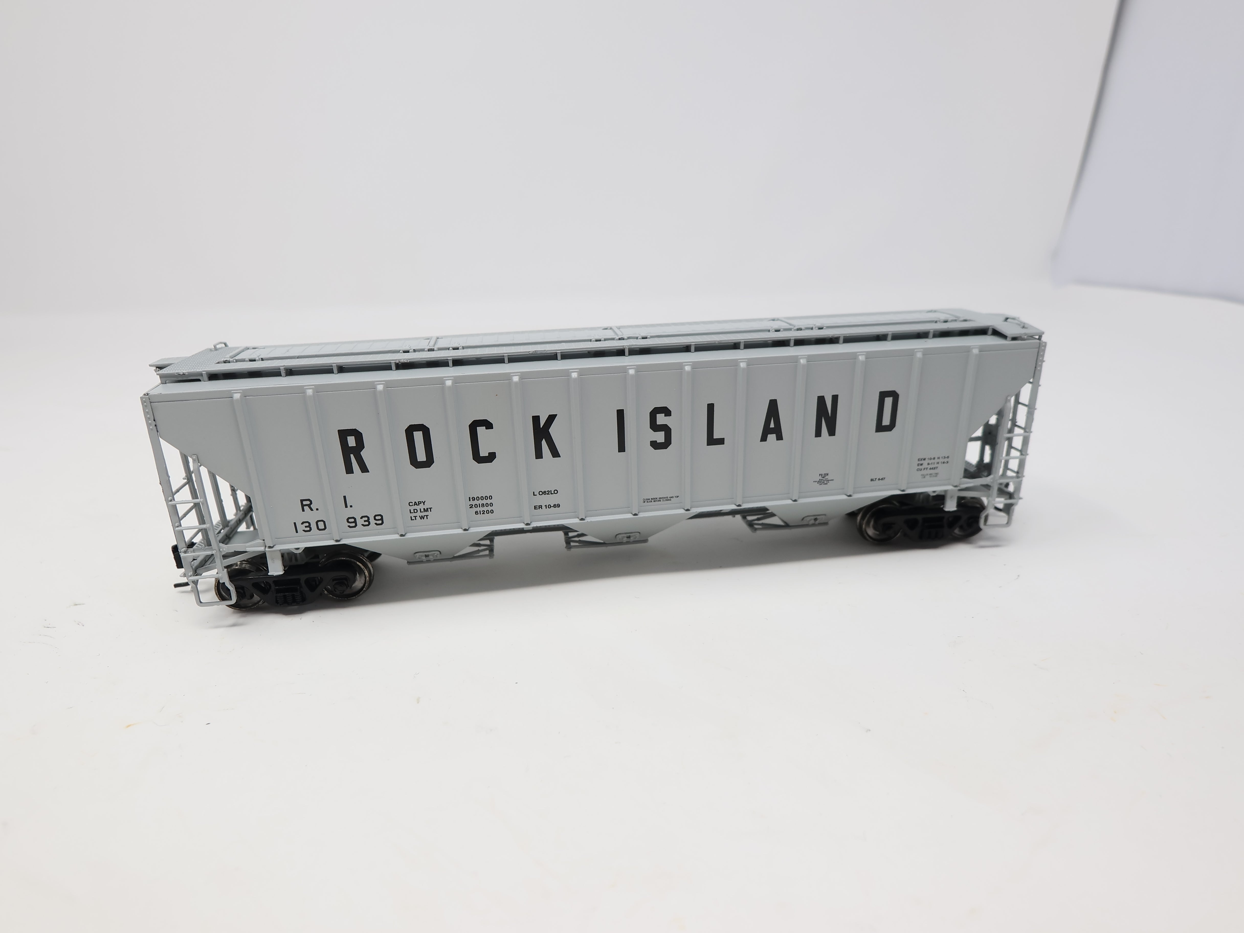 USED Life-Like HO Scale, Proto 2000 4427 PS-2CD High Sided Covered Hopper, Rock Island RI #130939