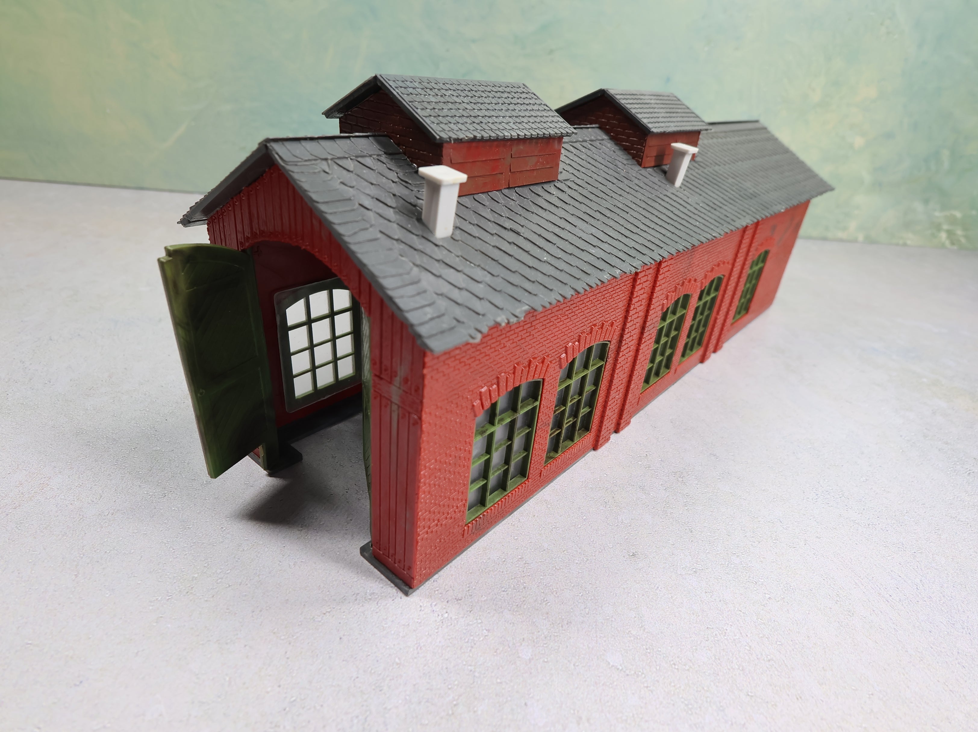 USED HO Scale Engine House