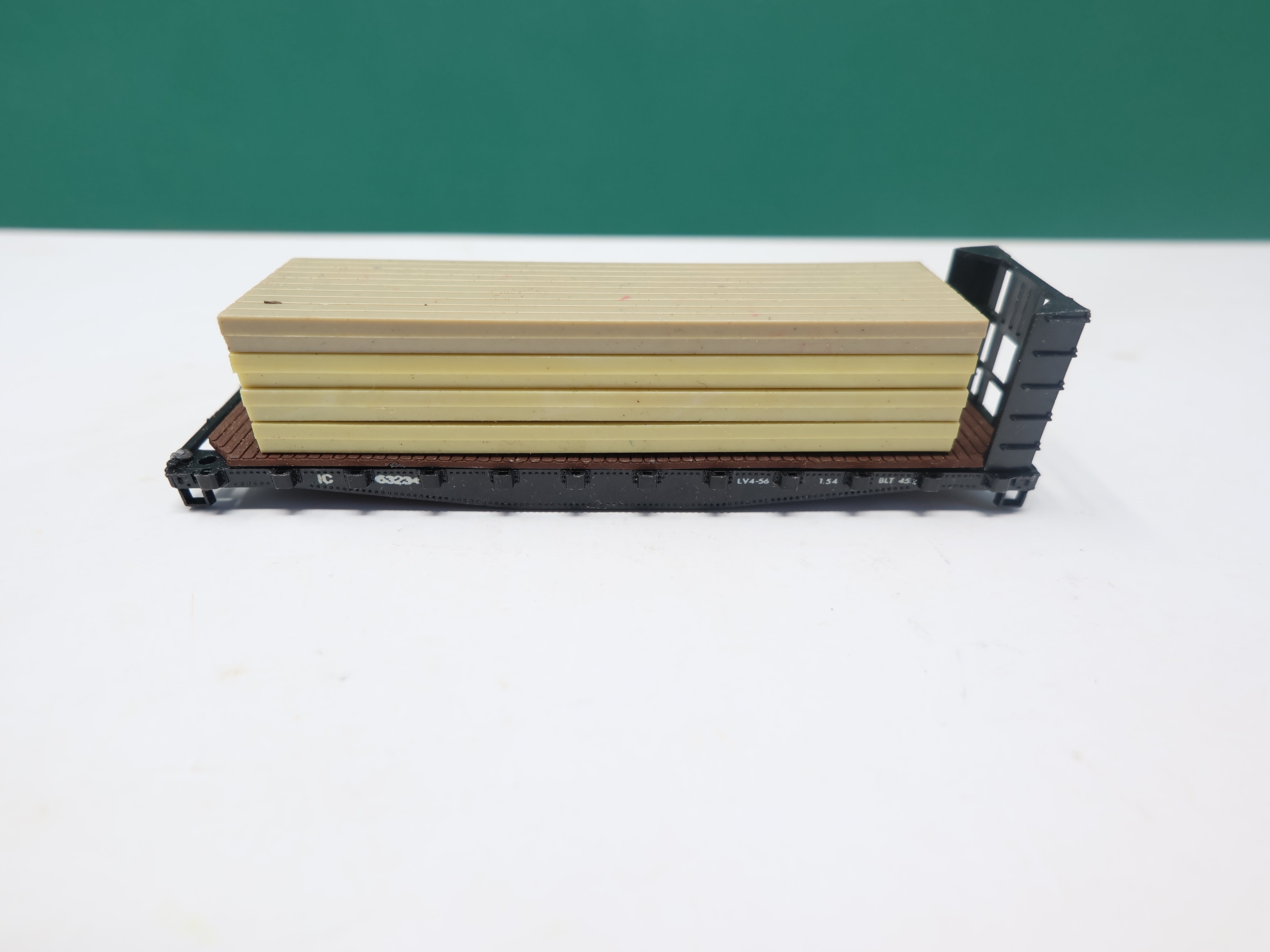 USED Atlas N Scale, Bulkhead Flat with Lumber Load, Illinois Central IC #63234, Missing Parts