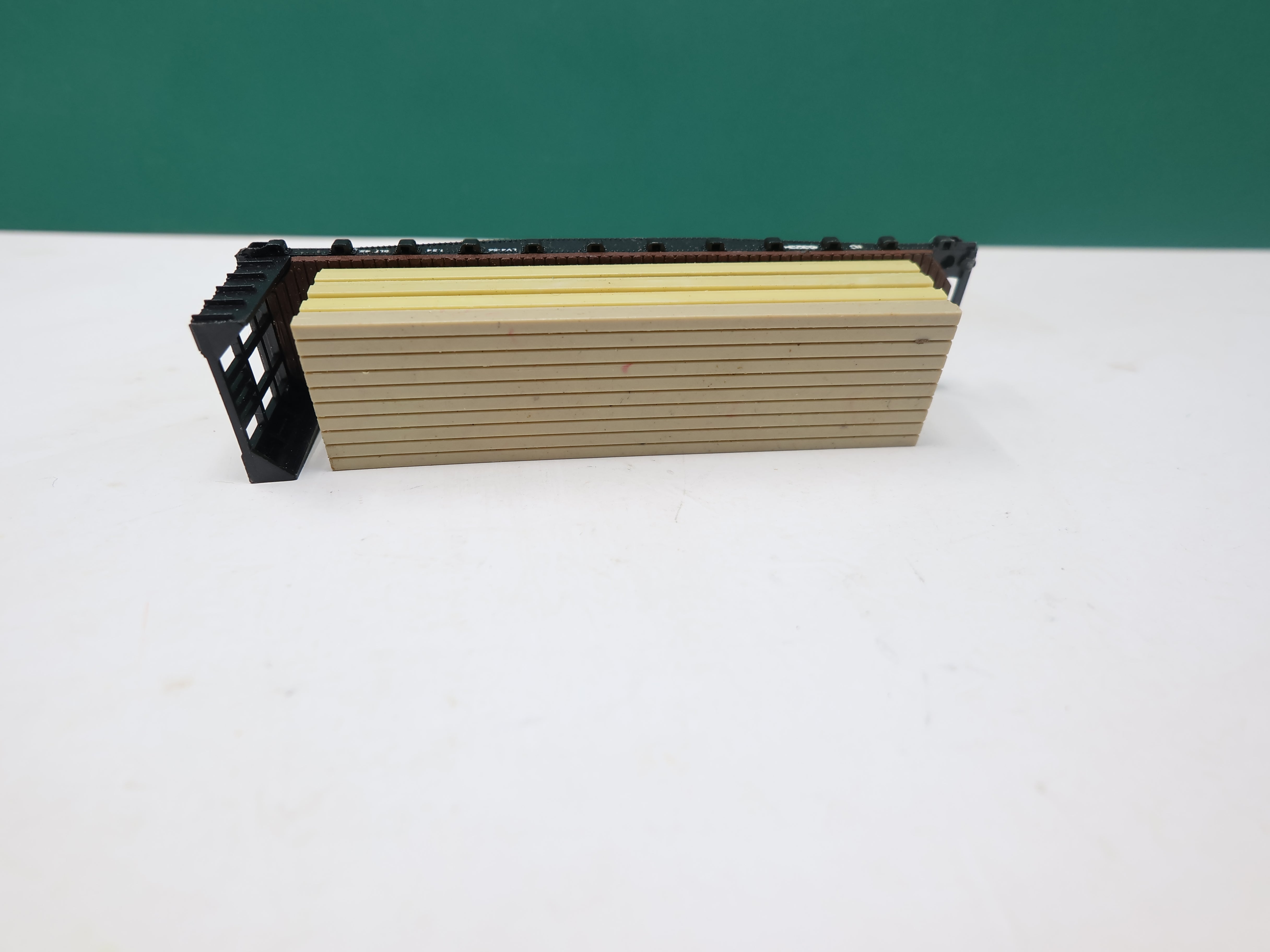 USED Atlas N Scale, Bulkhead Flat with Lumber Load, Illinois Central IC #63234, Missing Parts