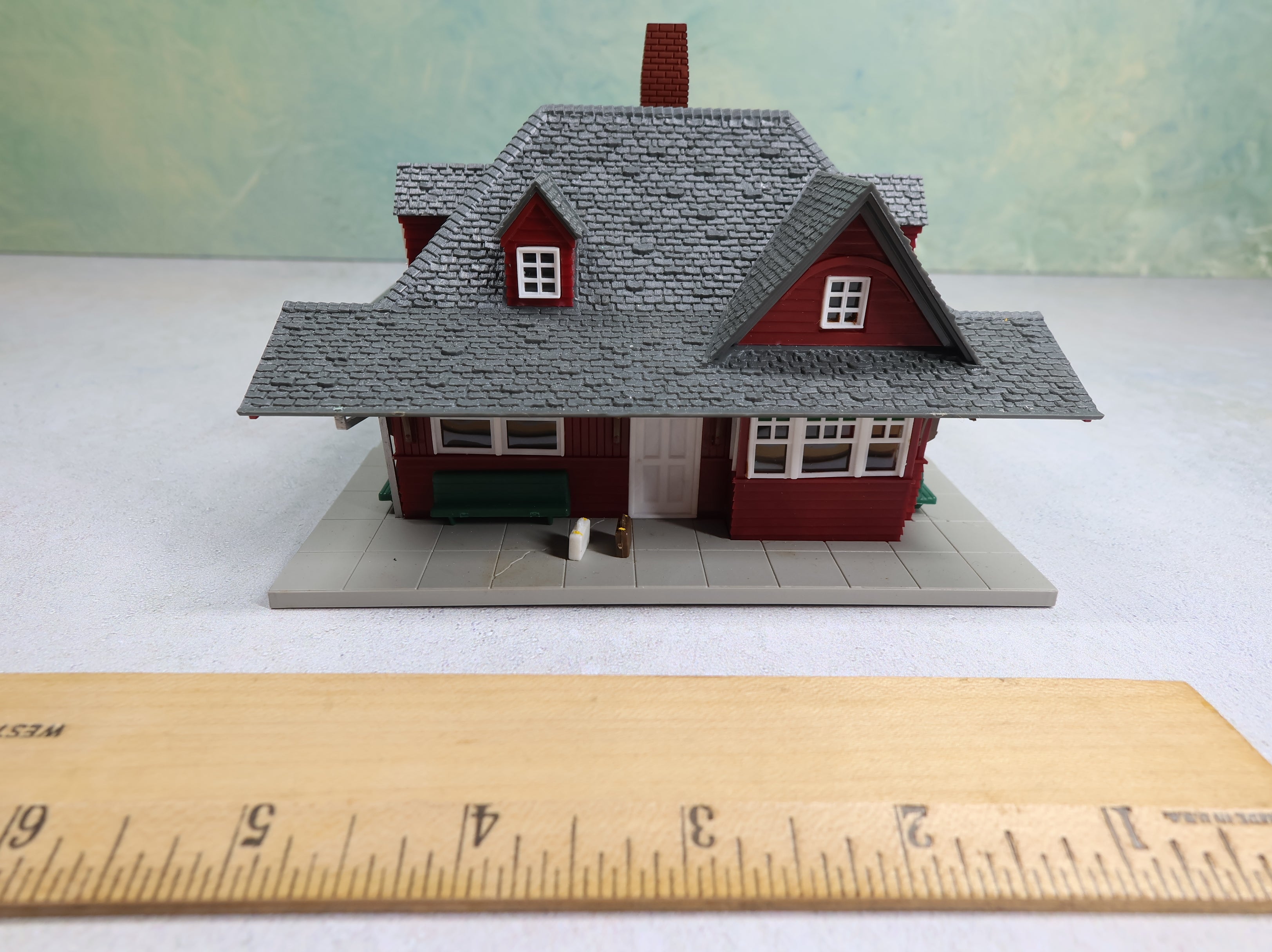 USED Atlas HO Scale Passenger Station