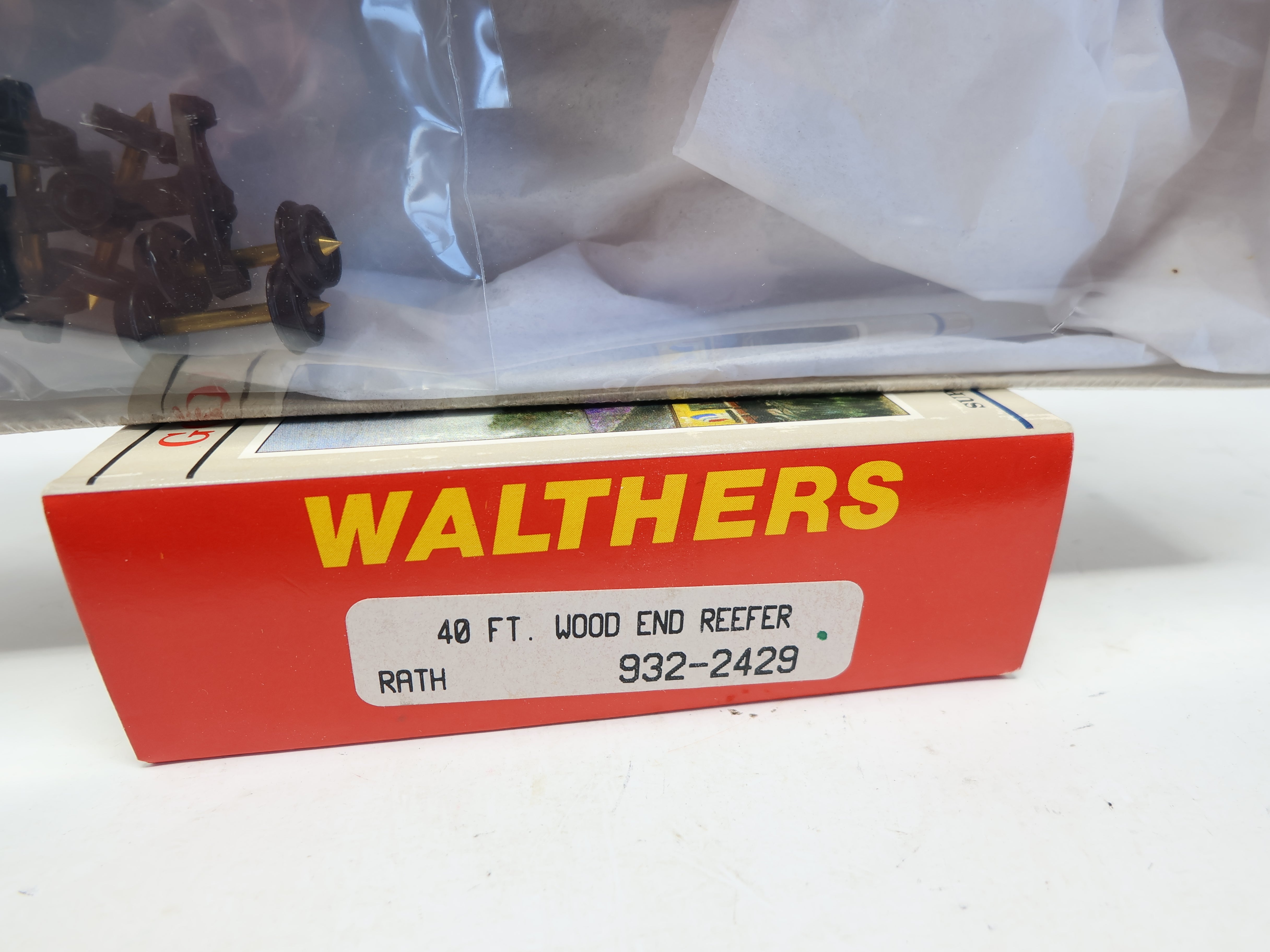 Walthers 932-2429 HO Scale, 40' Wood End Billboard Reefer Box Car, Rath RPRX #511 (KIT)