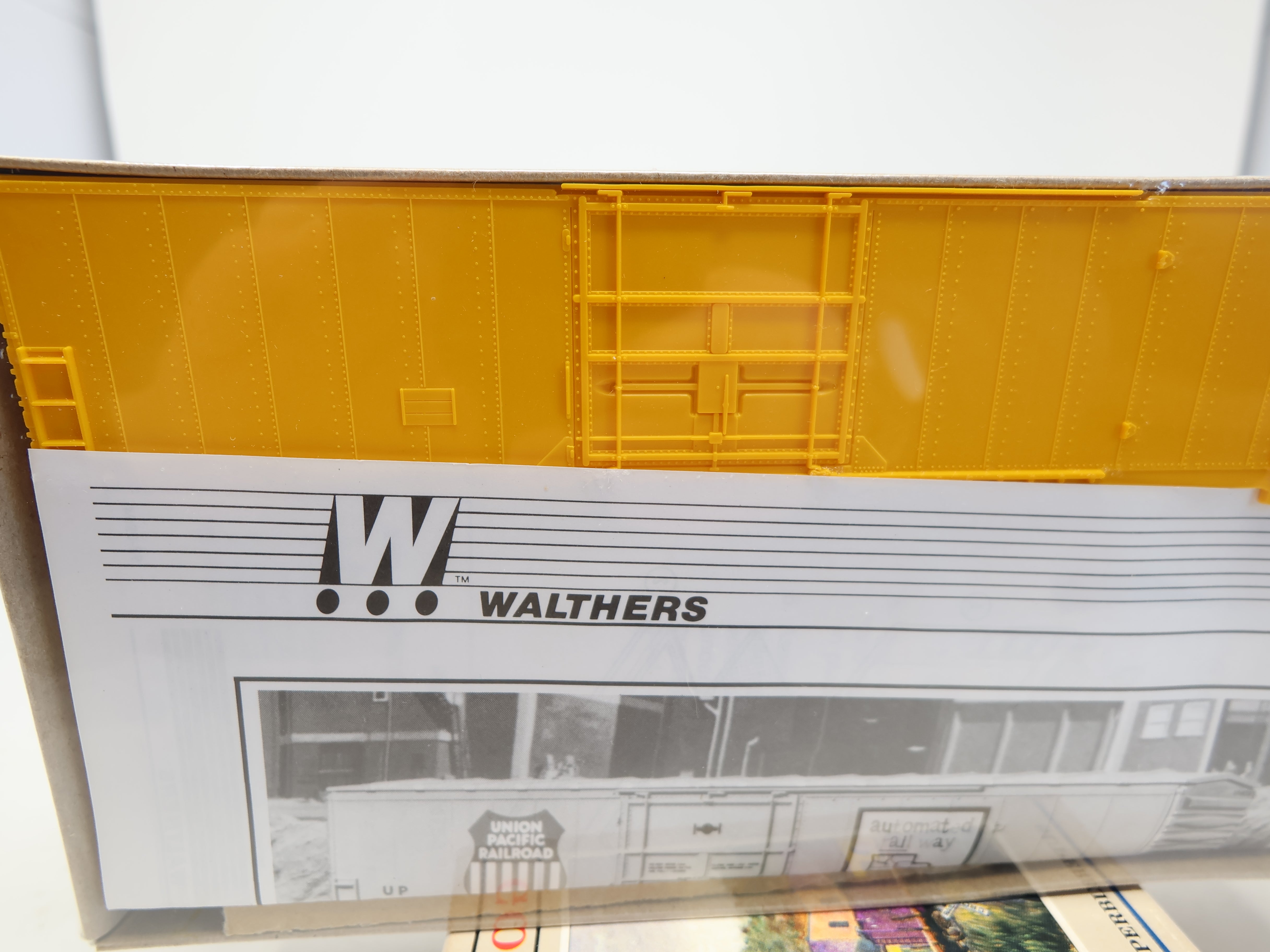 Walthers 932-4750 HO Scale, 50' FGE Insulated Box Car, Undecorated , Yellow (KIT)