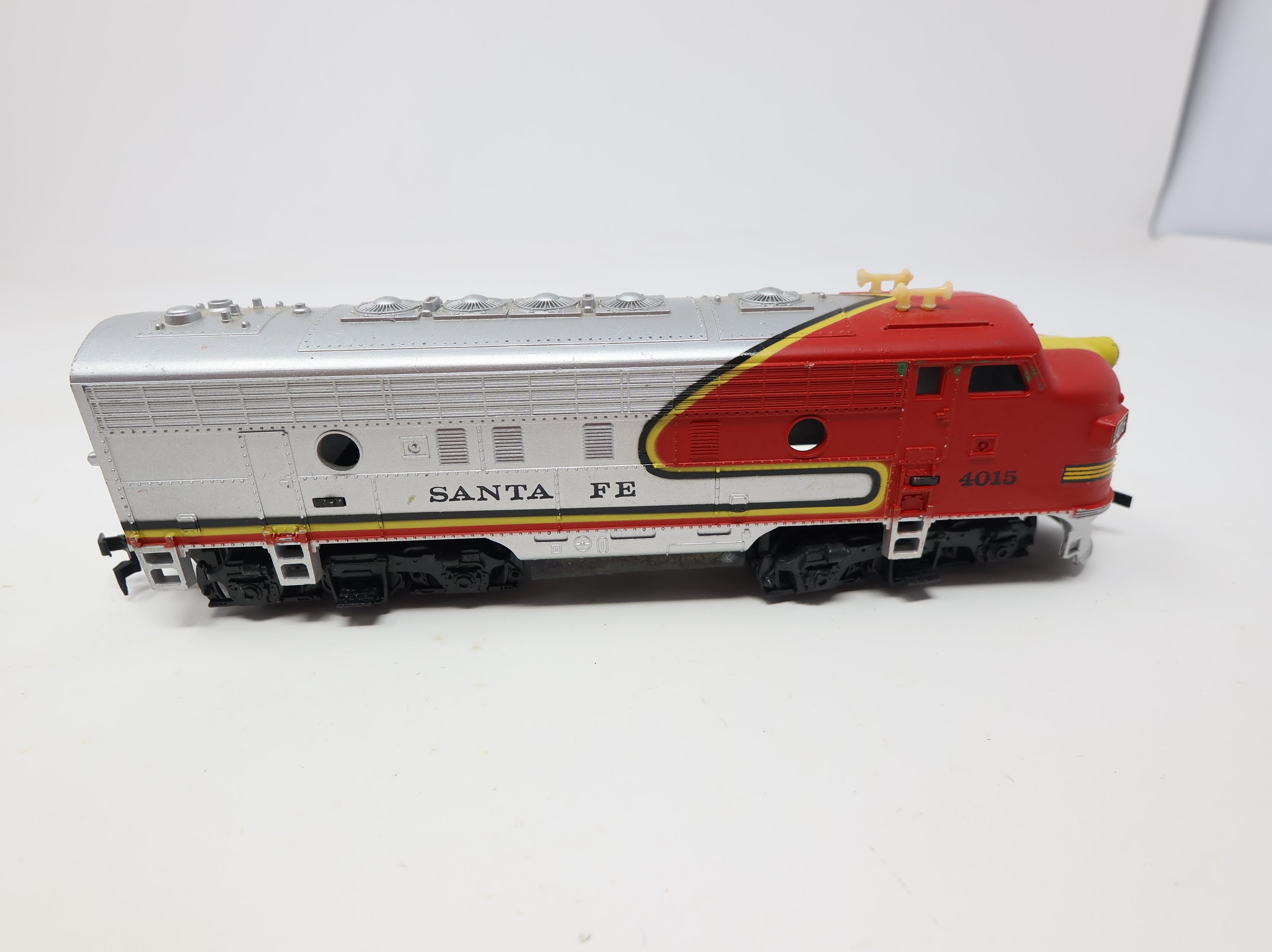 USED Tyco HO Scale Dummy F7A Diesel Locomotive (NonPowered) Sata Fe #4015