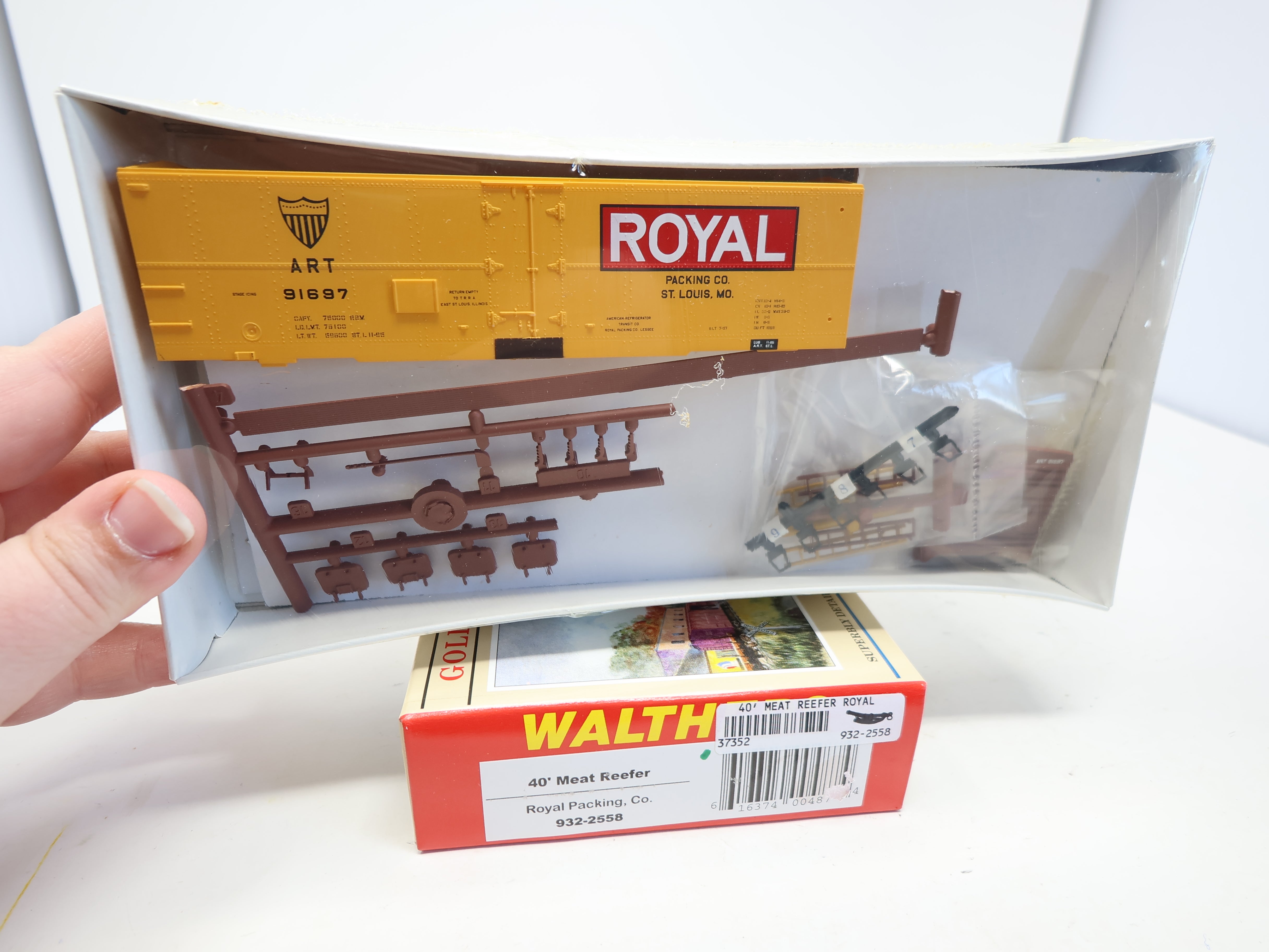 Walthers 932-2558 HO Scale, 40' Meat Billboard Reefer, American Refrigerator Transit ART #91697 (KIT)