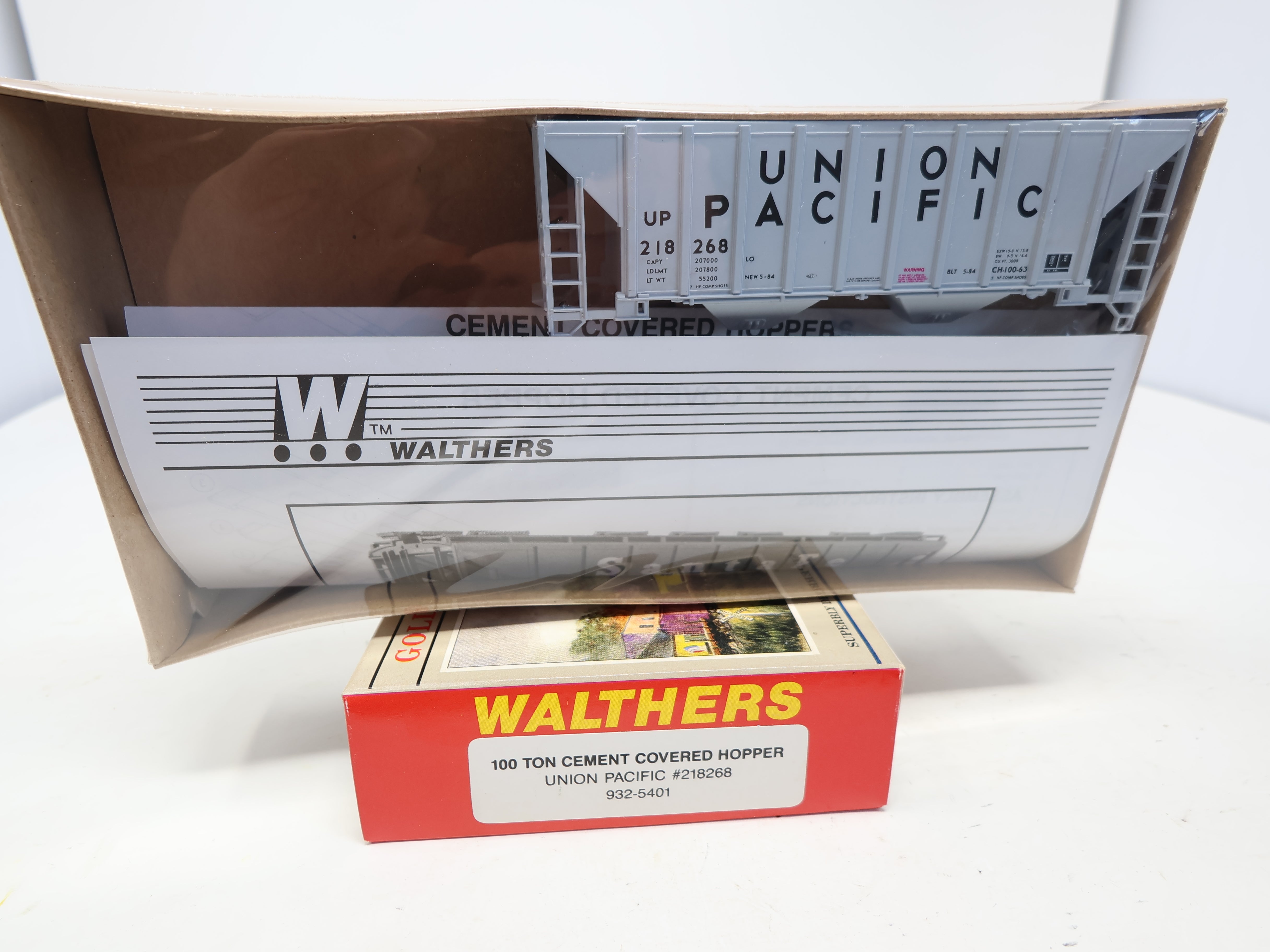 Walthers 932-5401 HO Scale, 100 Ton Cement Covered Hopper, Union Pacific UP #218268 (KIT)