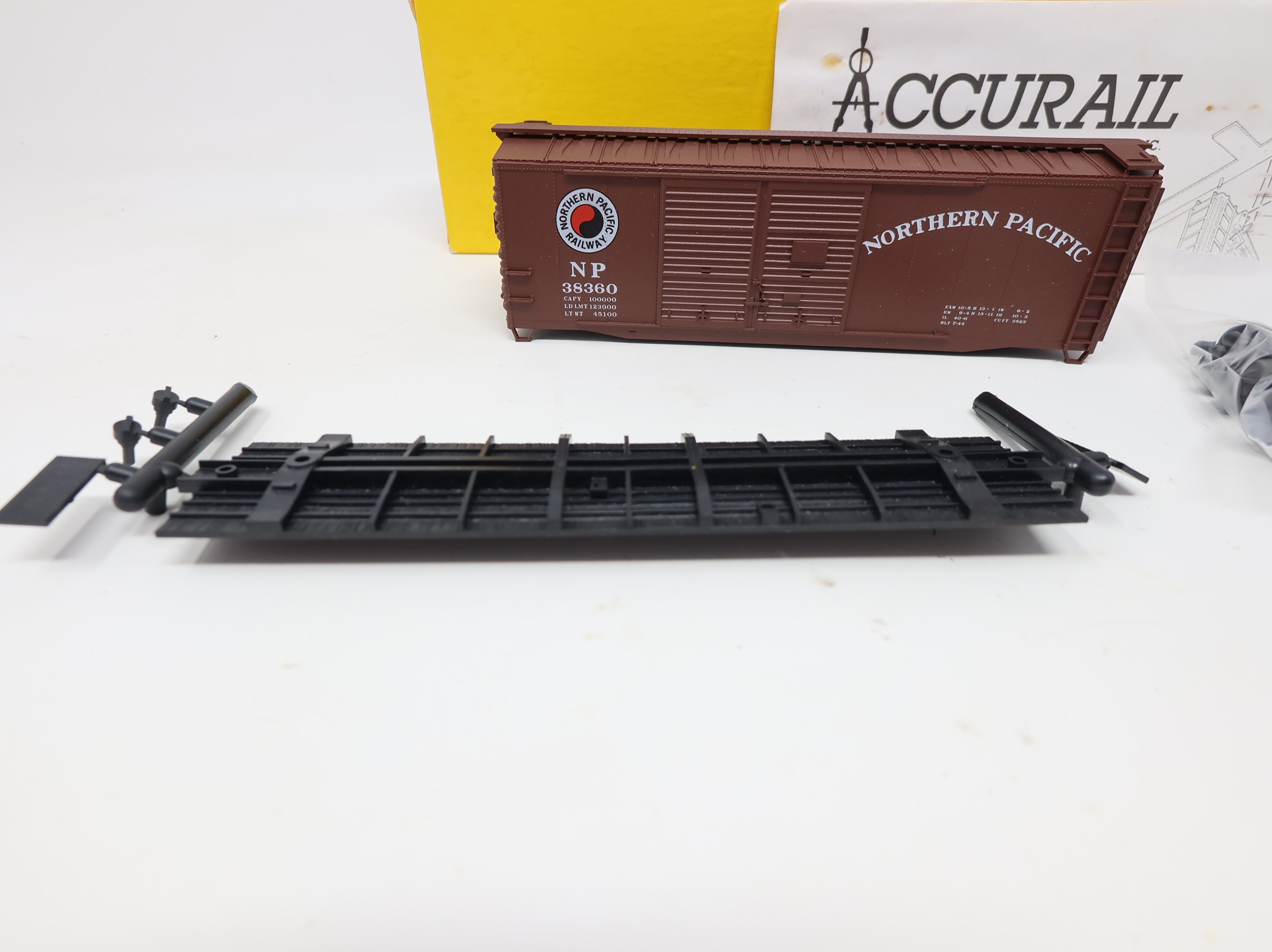 USED Accurail HO Scale 40' DD Box Car Northern Pacific NP #38360