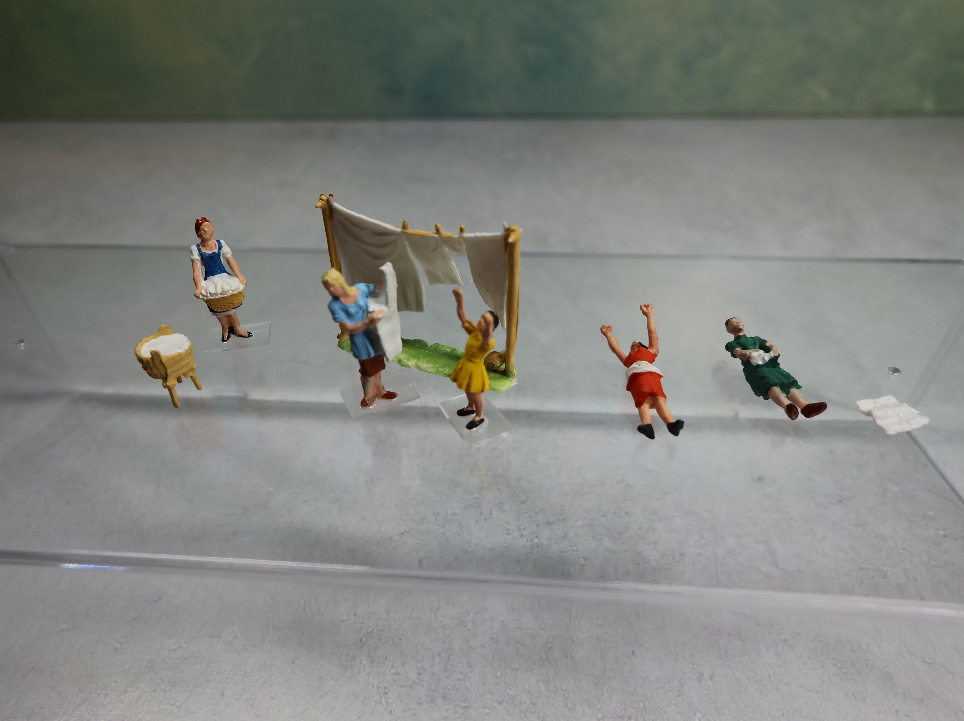 USED Preiser HO Scale Women doing Laundry, Laundryline (8 pcs)