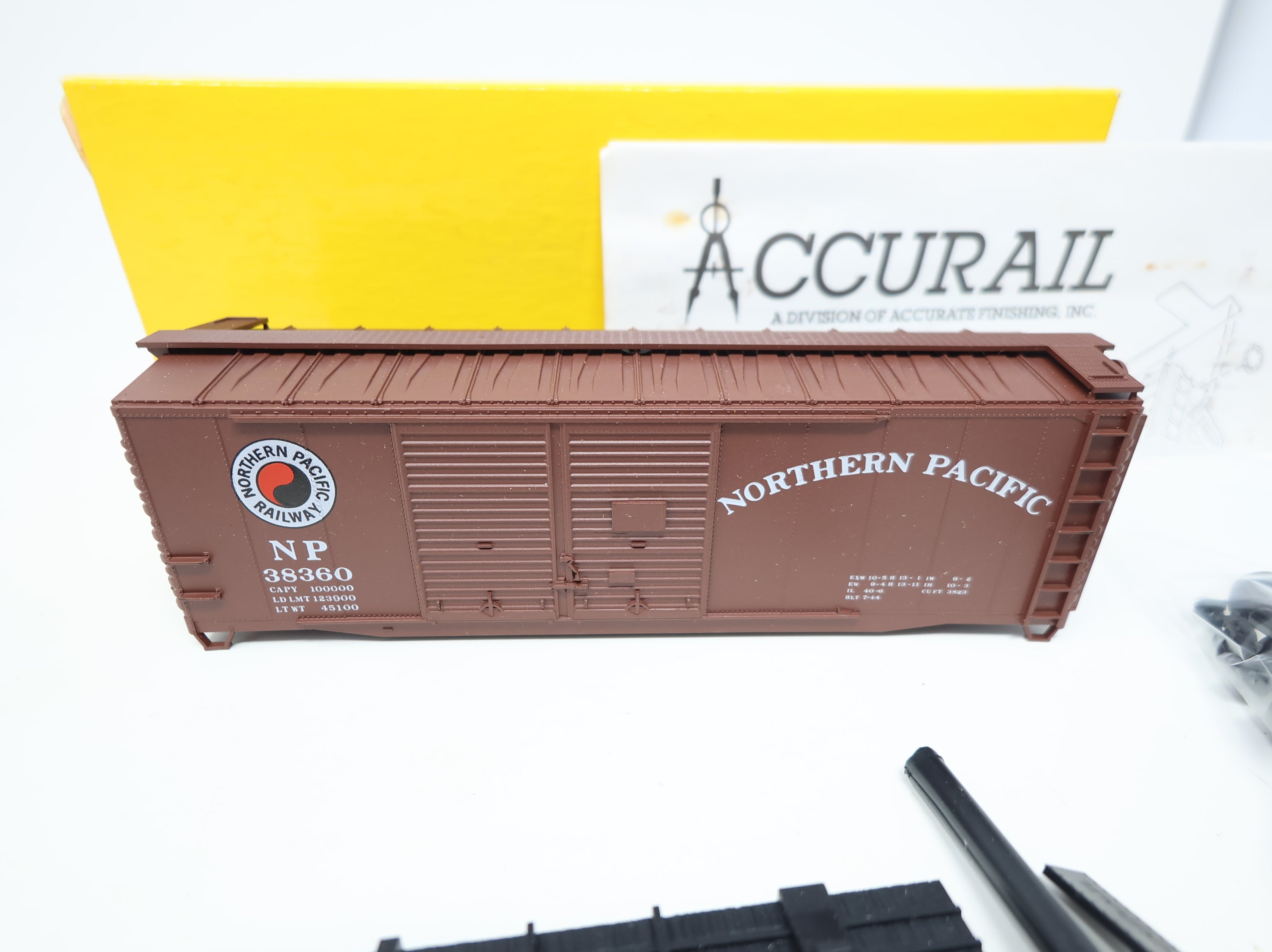 USED Accurail HO Scale 40' DD Box Car Northern Pacific NP #38360