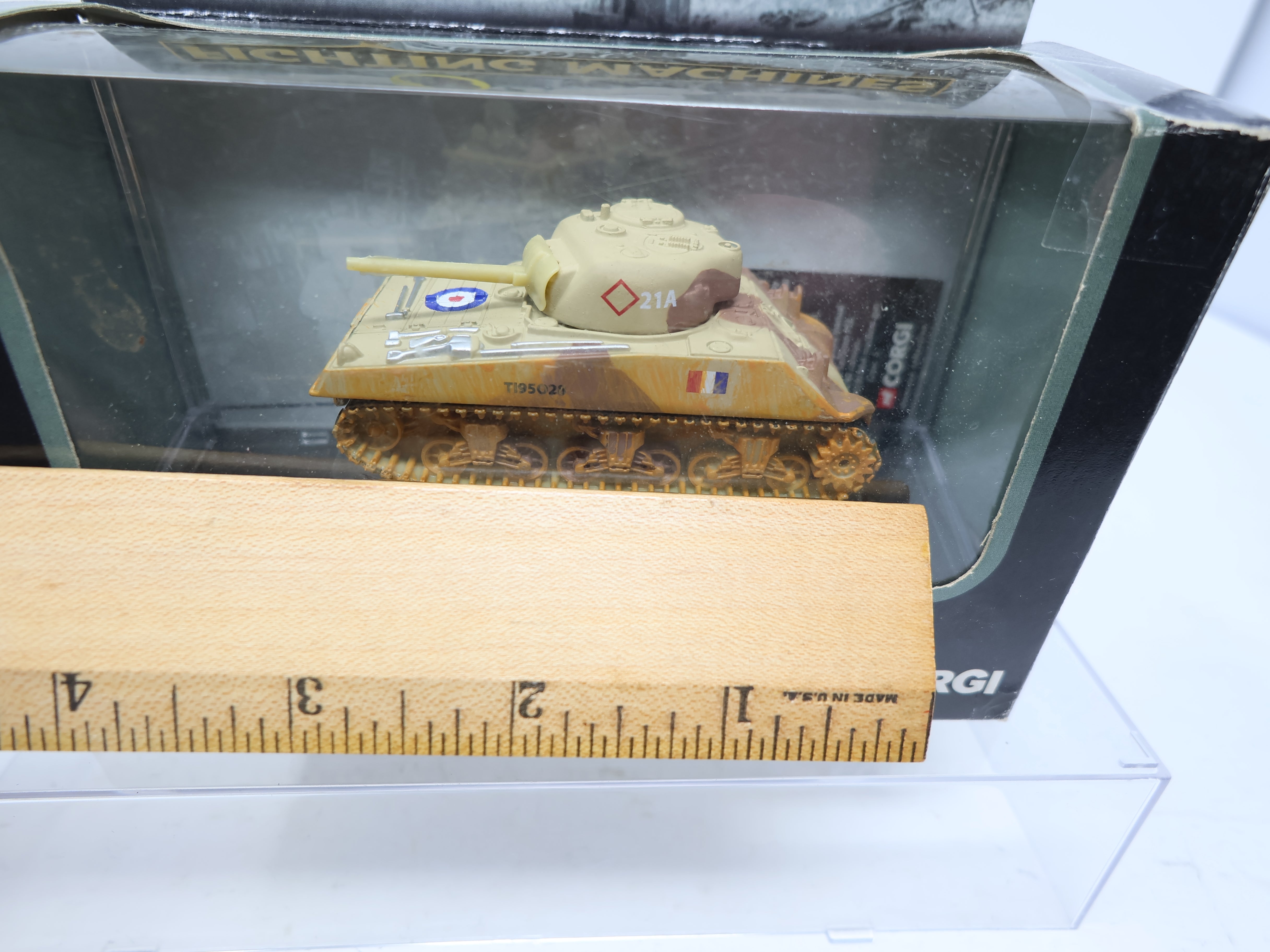 USED Corgi CS90079 , Fighting Machines M4 Sherman Tank 7th Armoured Division