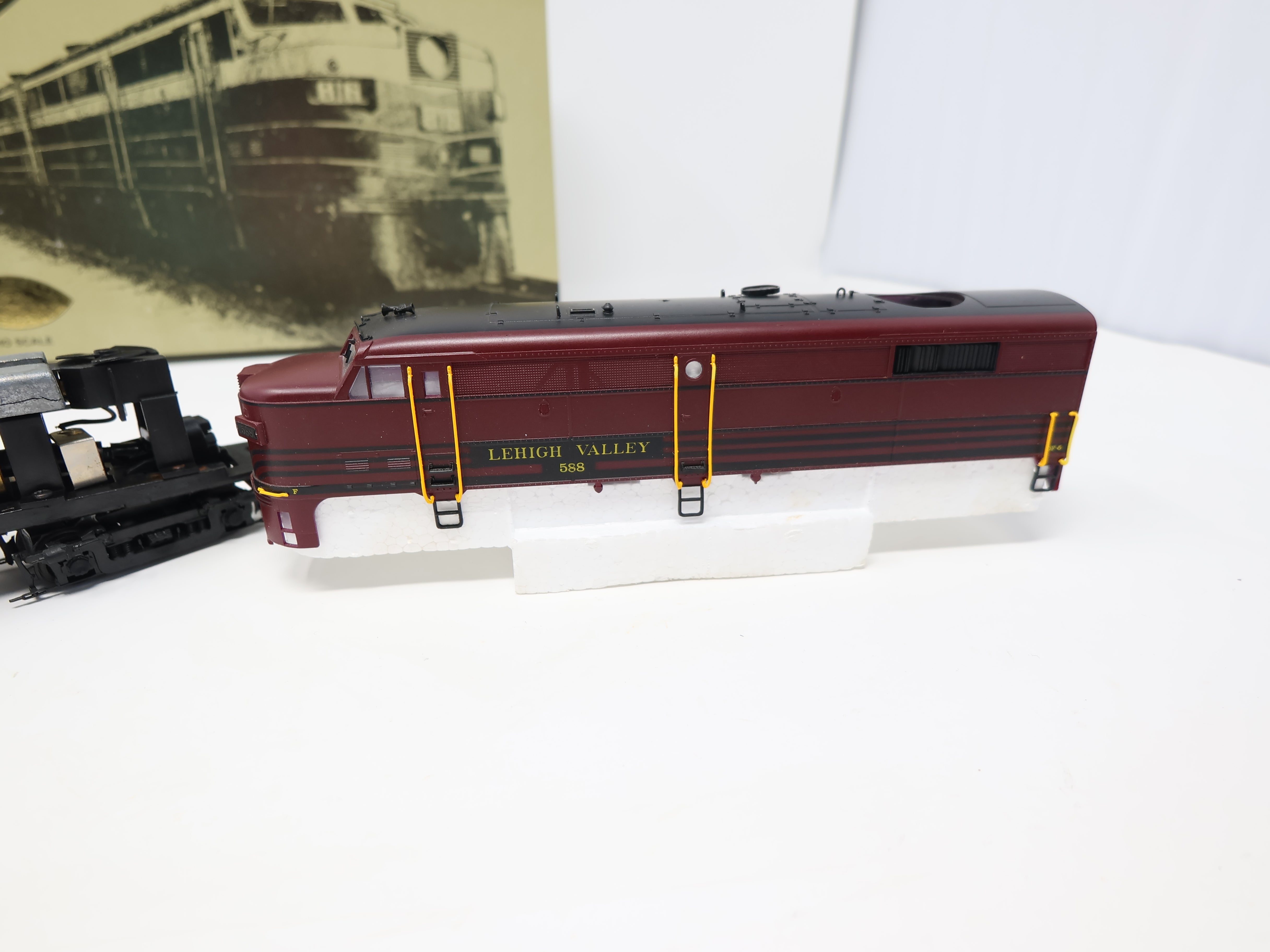 USED Life-Like 8366 HO Scale, Proto2000 FA2 Diesel Locomotive, Lehigh Valley #588 (DC)