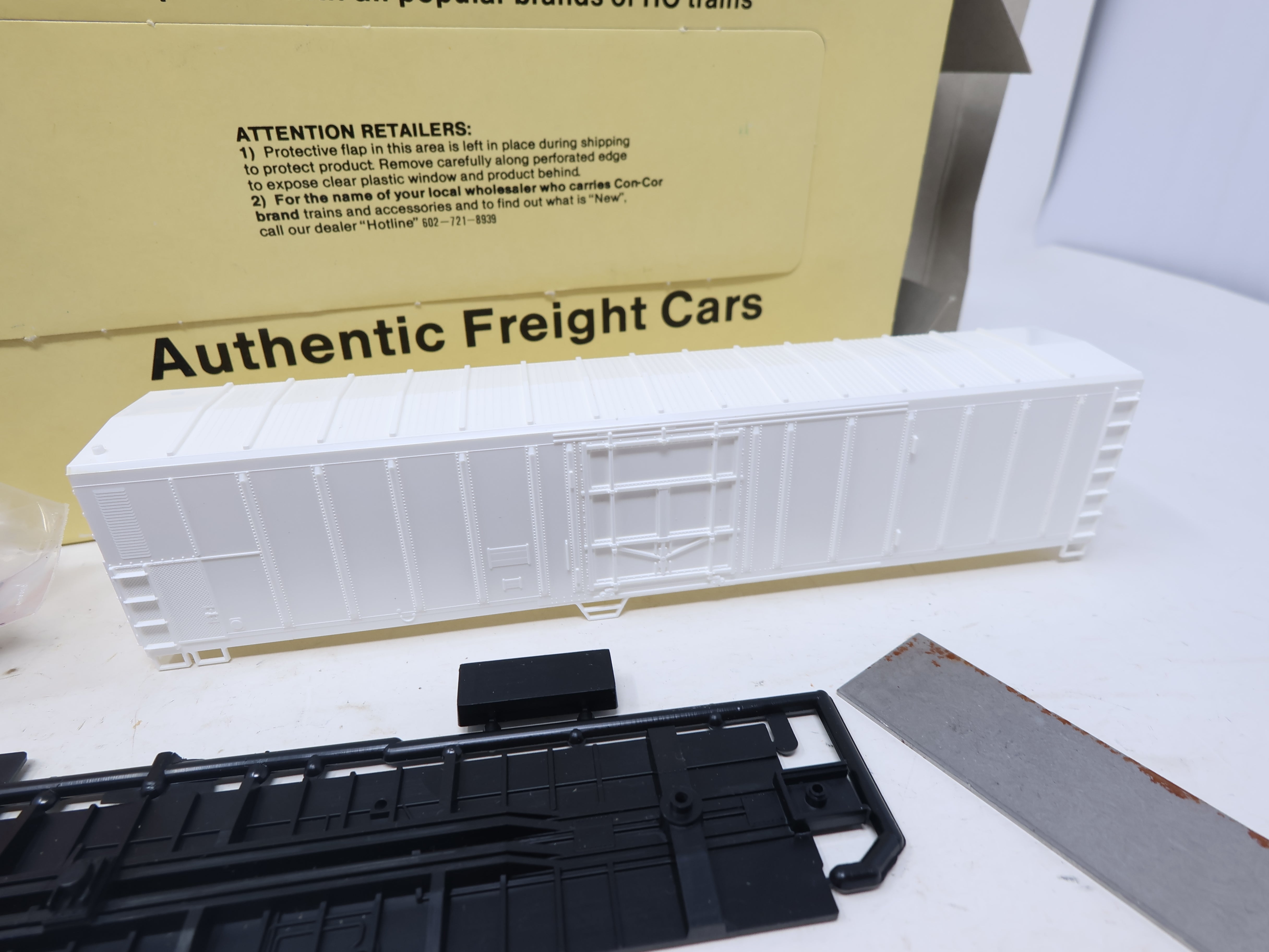 USED Con-Cor #1-009800 HO Scale, 57' Mechanical Reefer, Undecorated White (KIT)