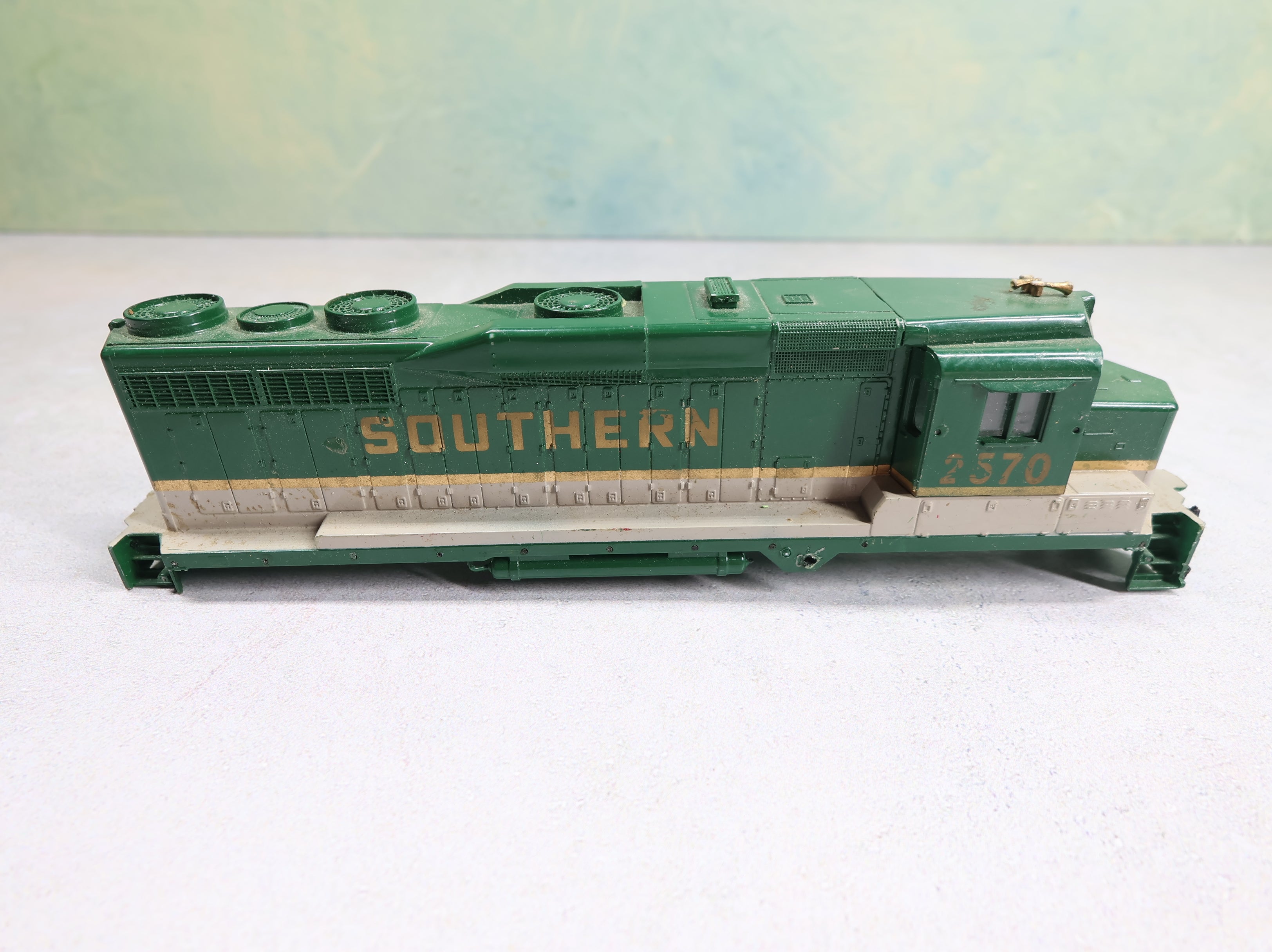 USED Bachmann HO Scale GP30 Diesel Locomotive Southern #2570 Shell Only