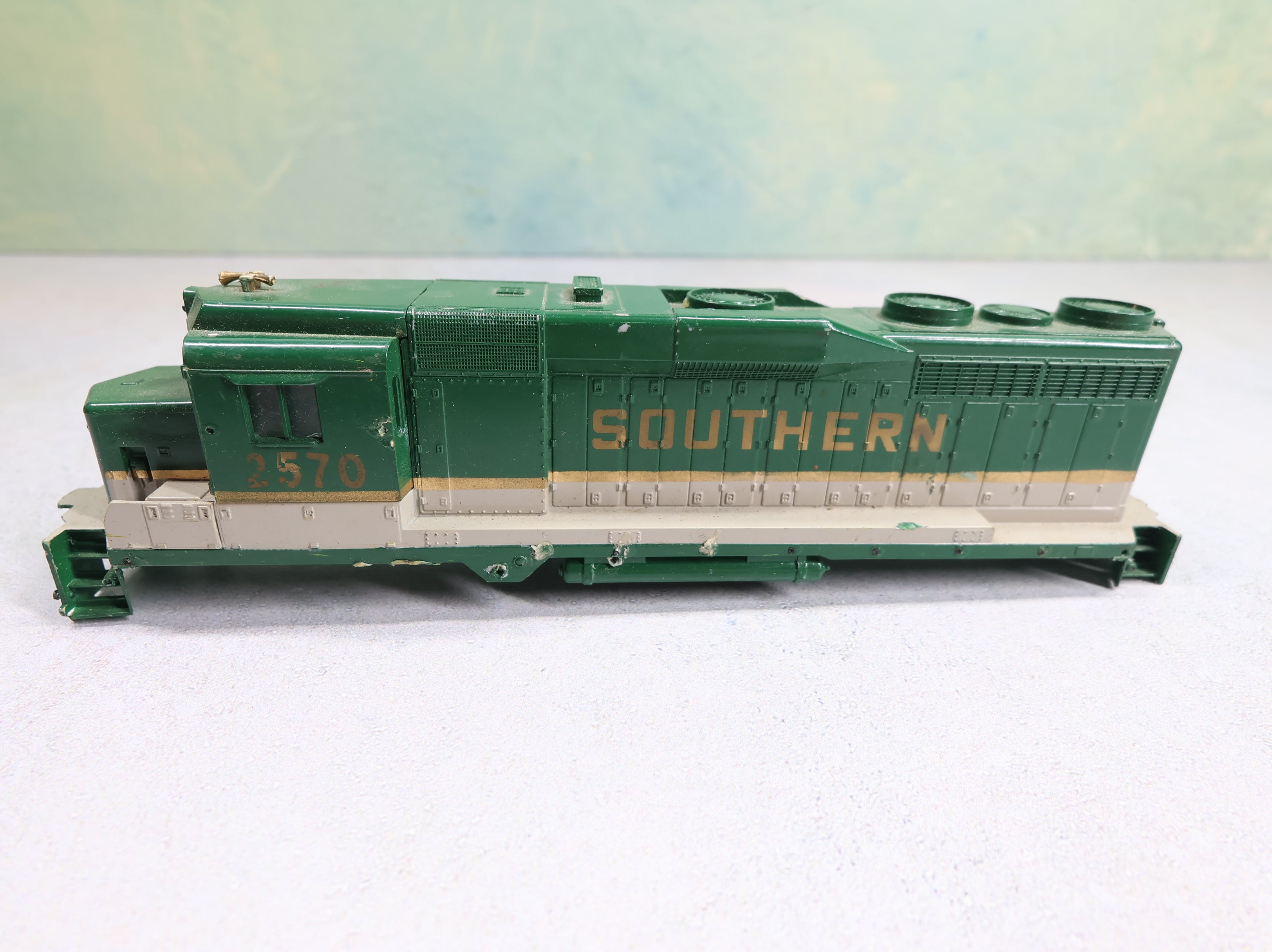 USED Bachmann HO Scale GP30 Diesel Locomotive Southern #2570 Shell Only