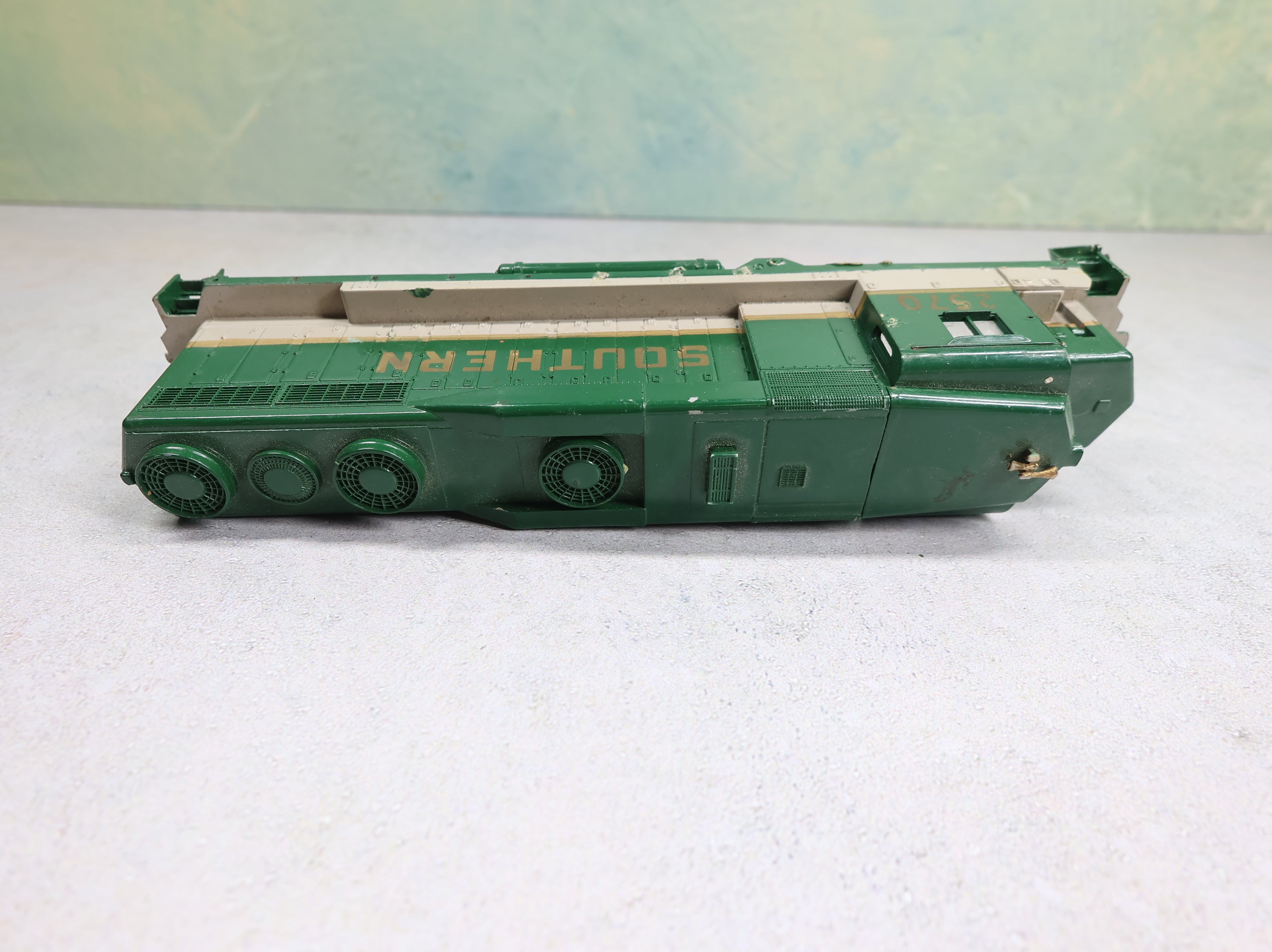 USED Bachmann HO Scale GP30 Diesel Locomotive Southern #2570 Shell Only