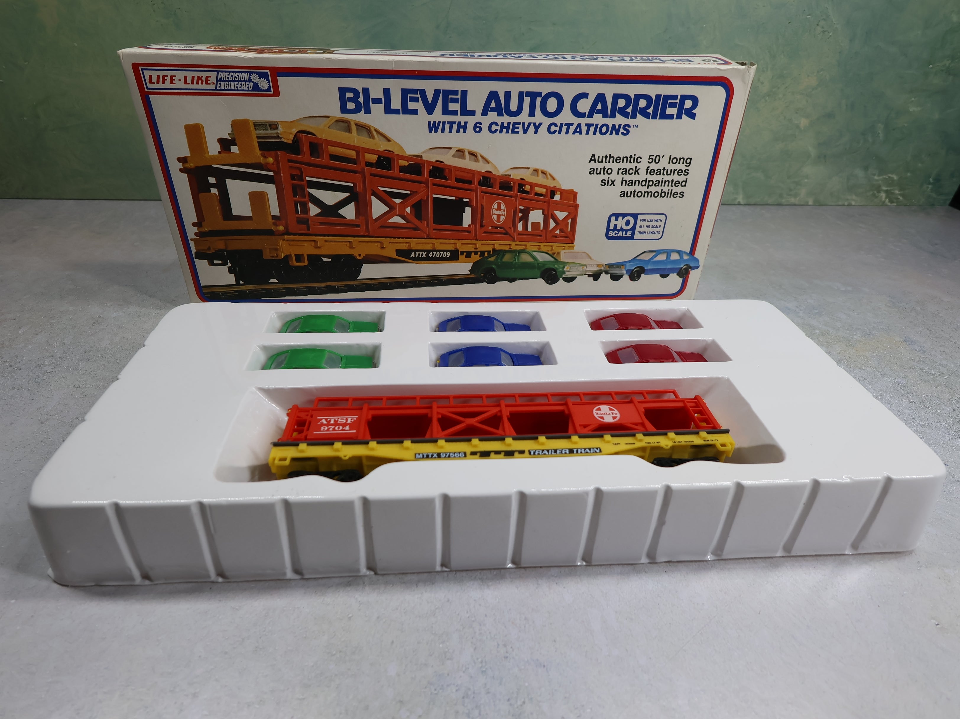 Life-Like 8089 HO Scale Bi-Level Auto Carrier Trailer Train ATSF #9704 w/ 6 Chevy Citations