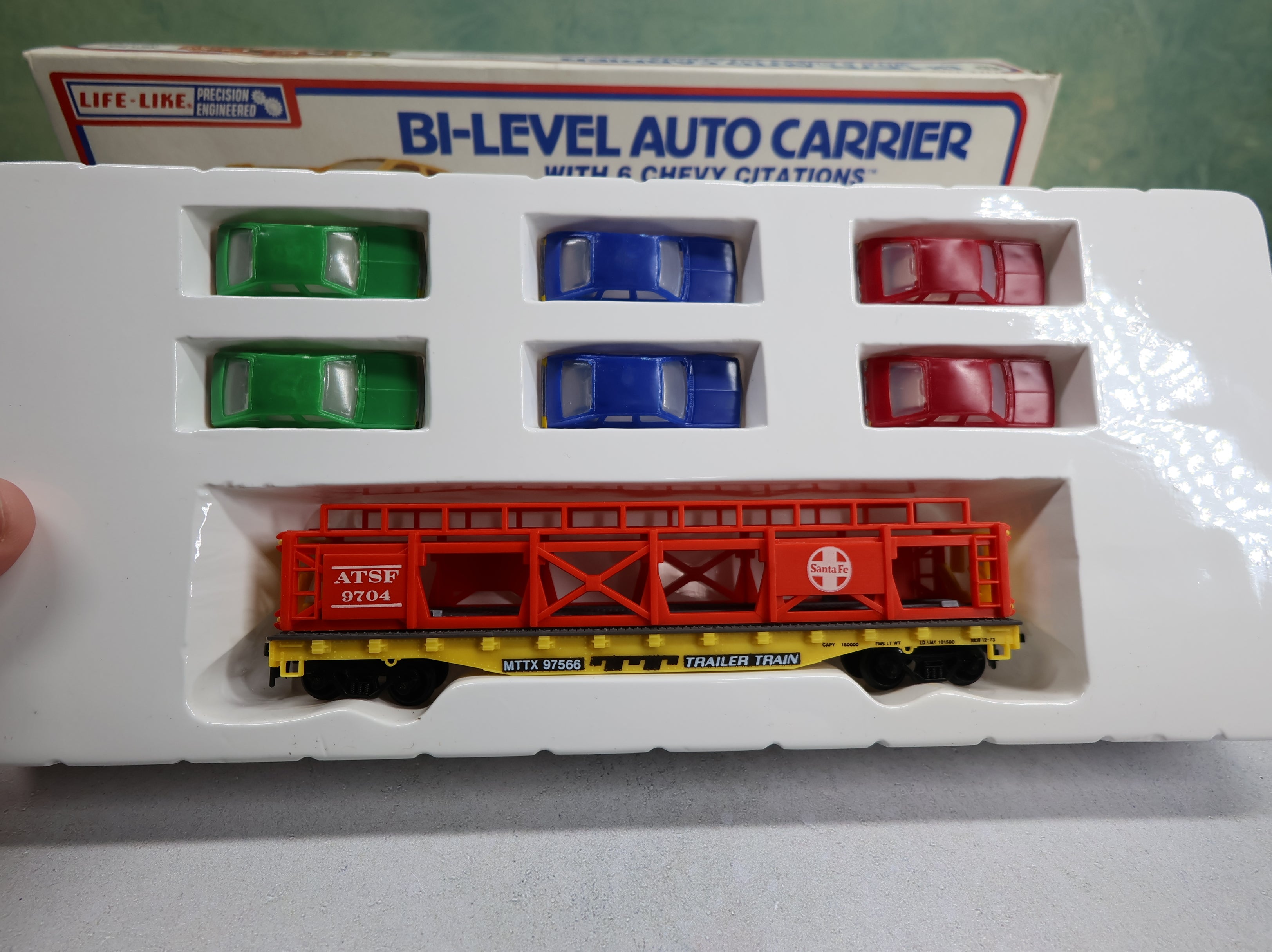 Life-Like 8089 HO Scale Bi-Level Auto Carrier Trailer Train ATSF #9704 w/ 6 Chevy Citations