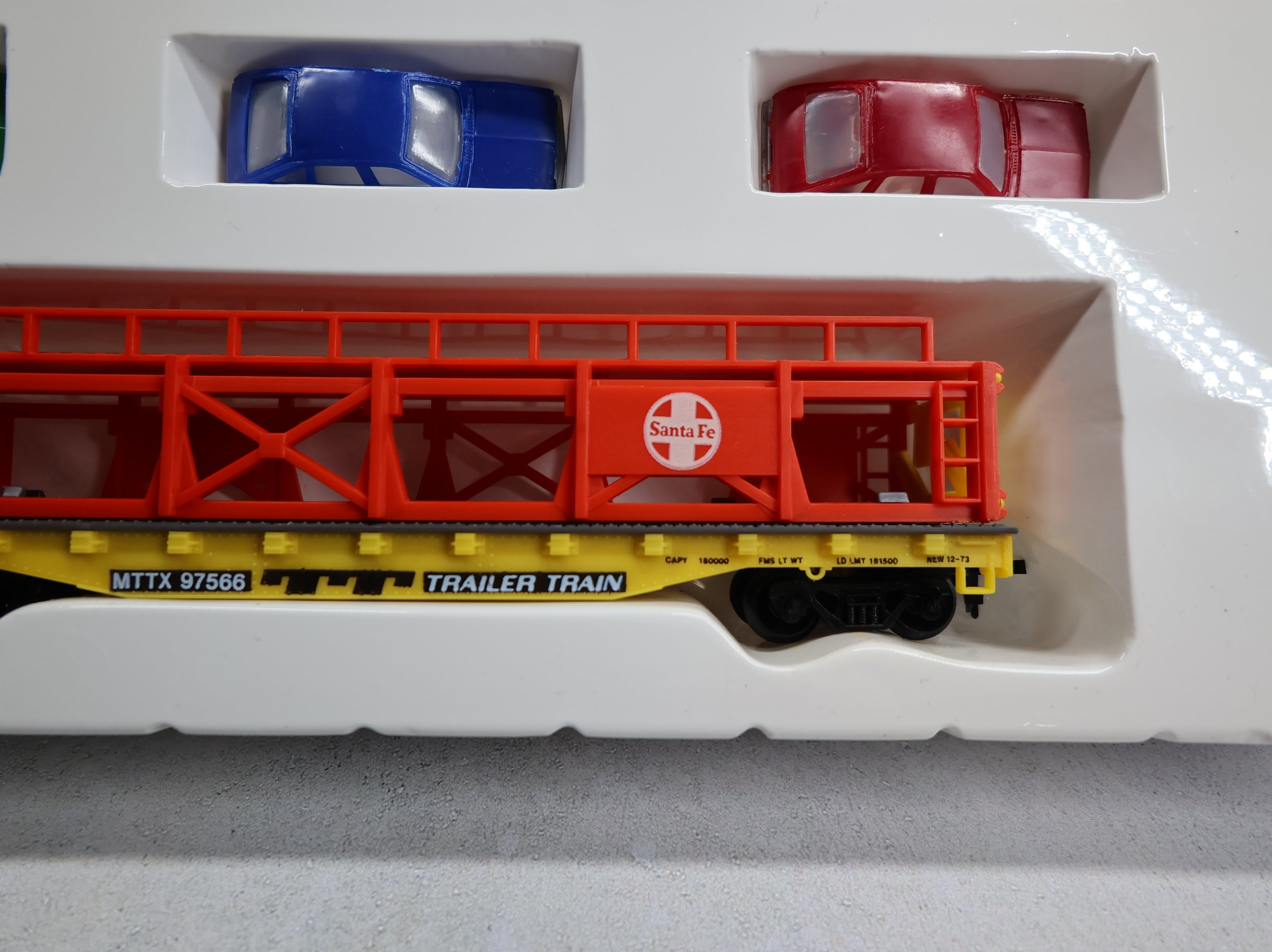 Life-Like 8089 HO Scale Bi-Level Auto Carrier Trailer Train ATSF #9704 w/ 6 Chevy Citations