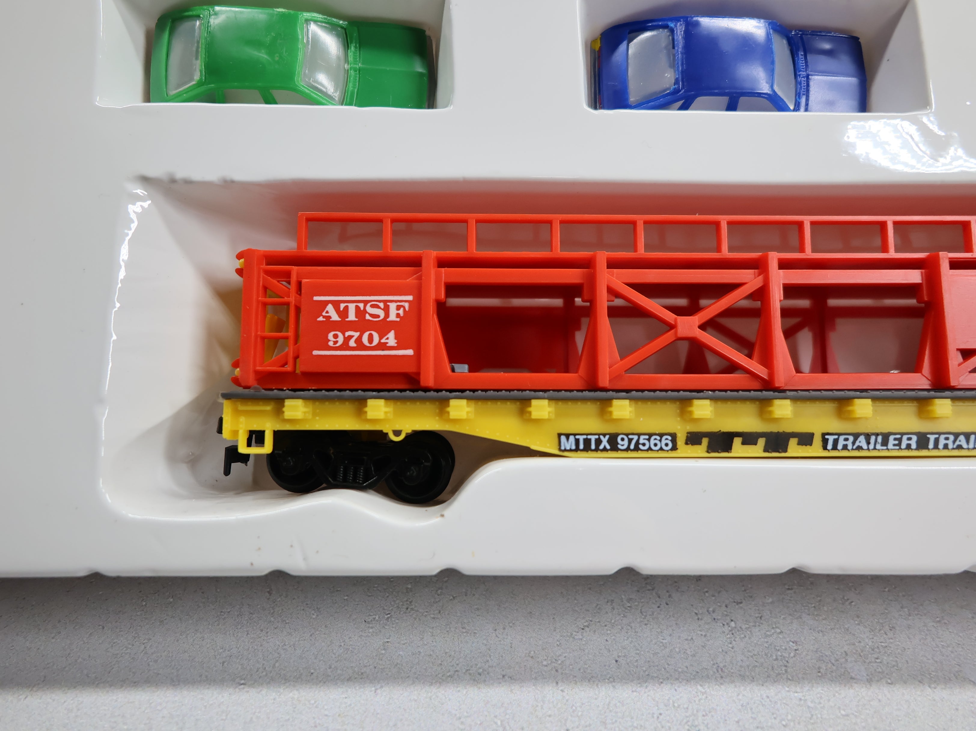 Life-Like 8089 HO Scale Bi-Level Auto Carrier Trailer Train ATSF #9704 w/ 6 Chevy Citations