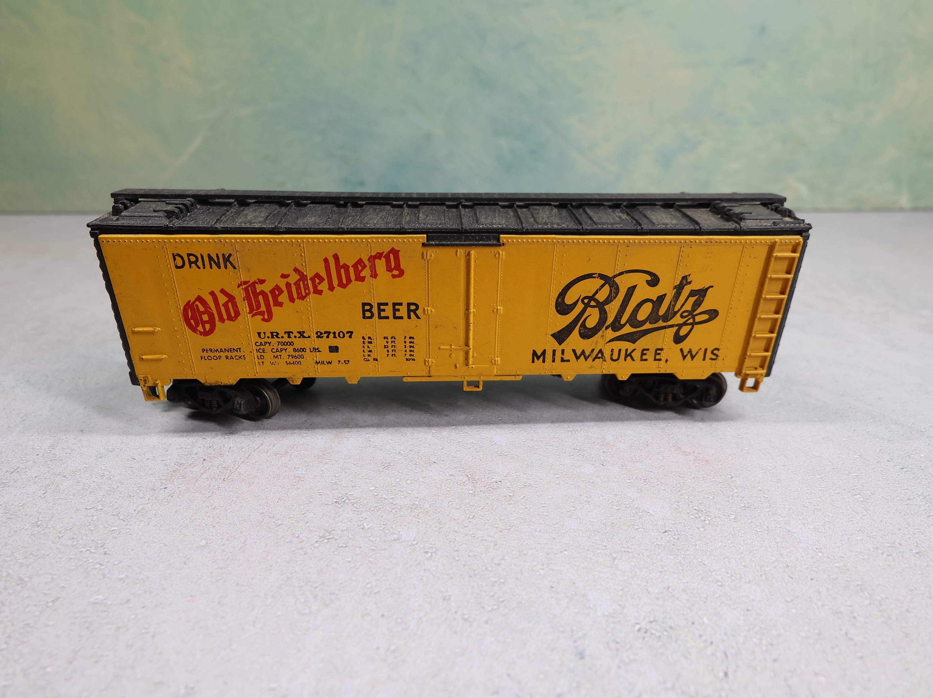 USED Athearn HO Scale 40' Reefer Box Car Blatz Old Heidelberg Beer URTX #27107