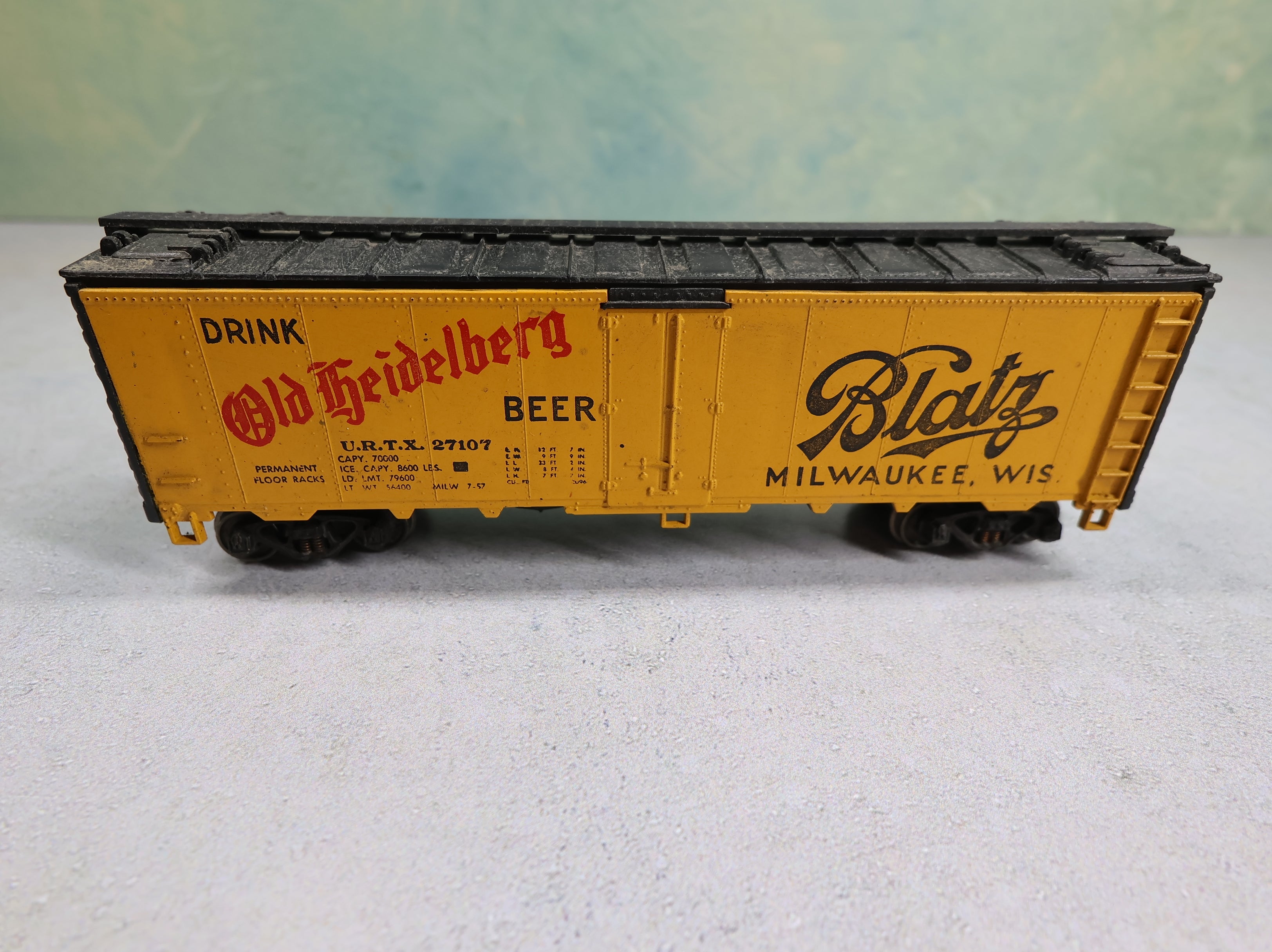 USED Athearn HO Scale 40' Reefer Box Car Blatz Old Heidelberg Beer URTX #27107