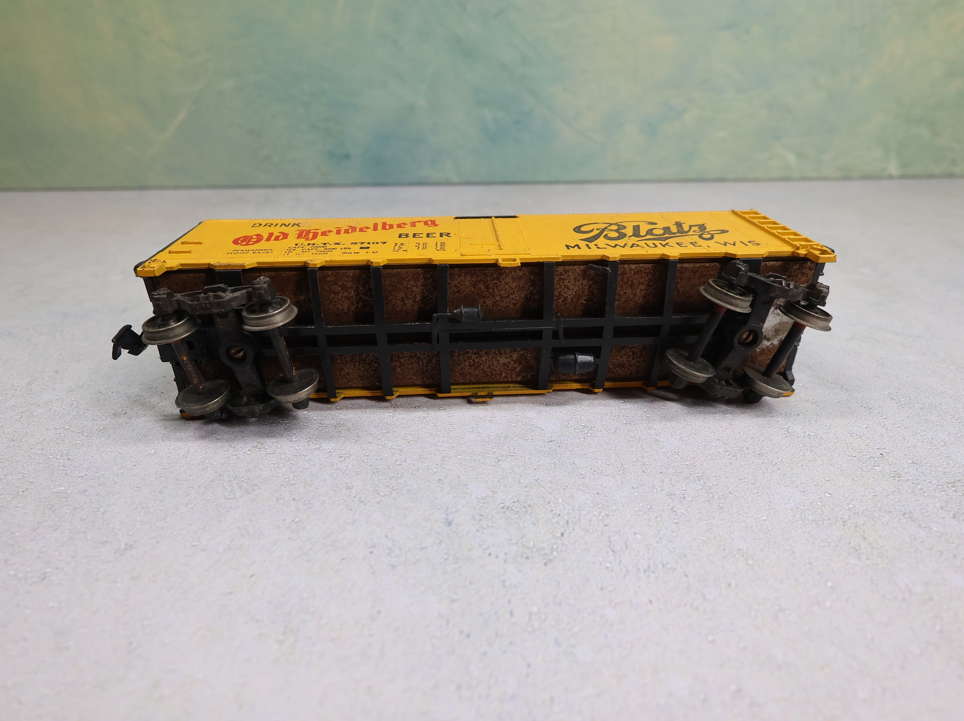 USED Athearn HO Scale 40' Reefer Box Car Blatz Old Heidelberg Beer URTX #27107