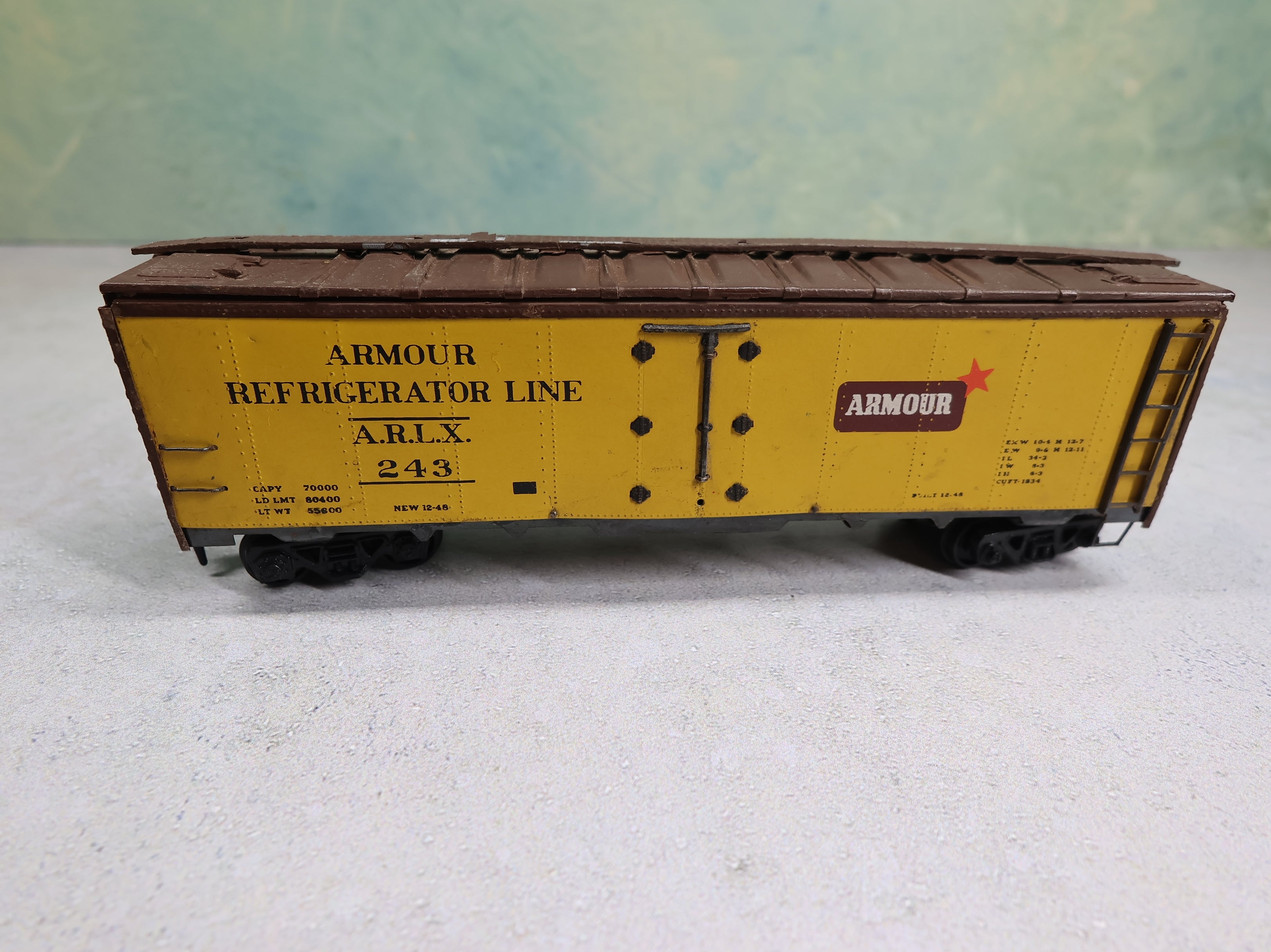 USED HO Scale 40' Reefer Box Car Armour Refrigerator Line ARLX #243 Metal & Wood