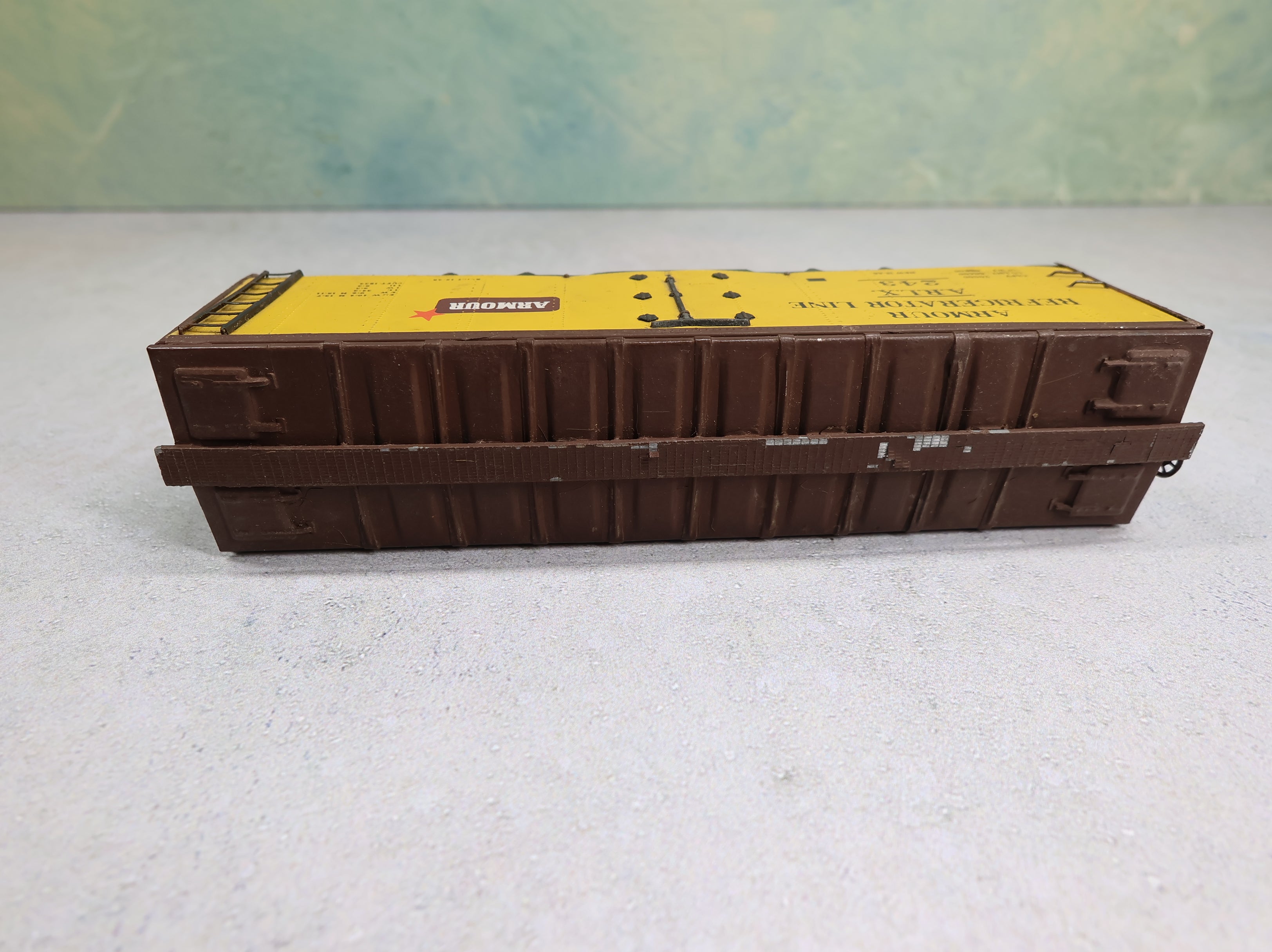 USED HO Scale 40' Reefer Box Car Armour Refrigerator Line ARLX #243 Metal & Wood