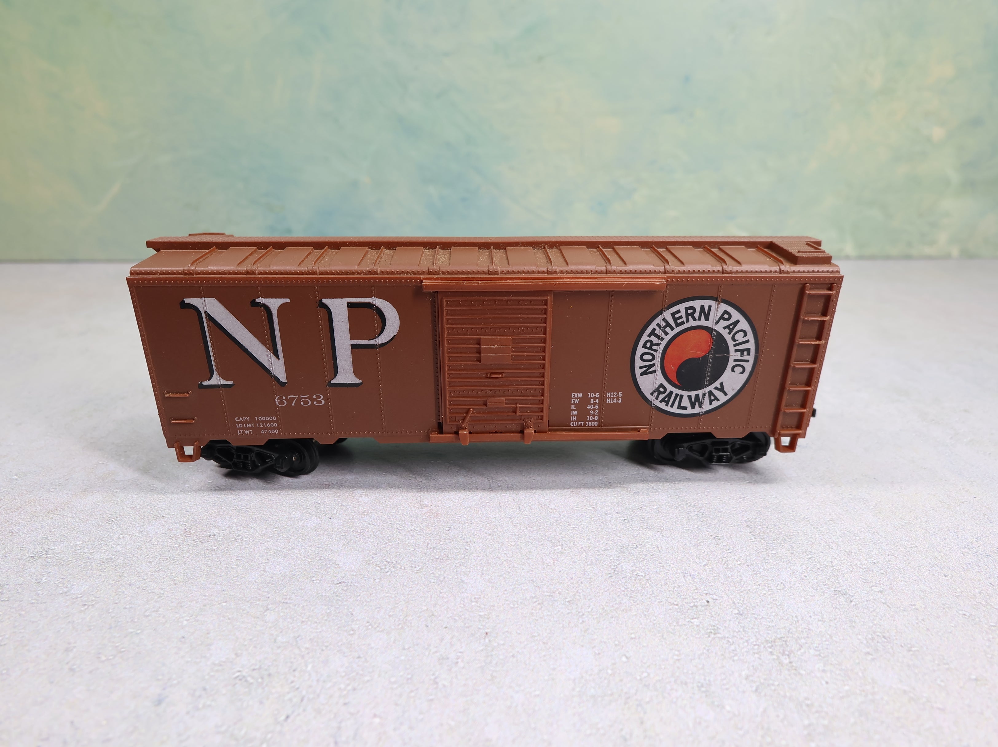 USED Cox HO Scale 40' Steel Box Car Northern Pacific NP #6753