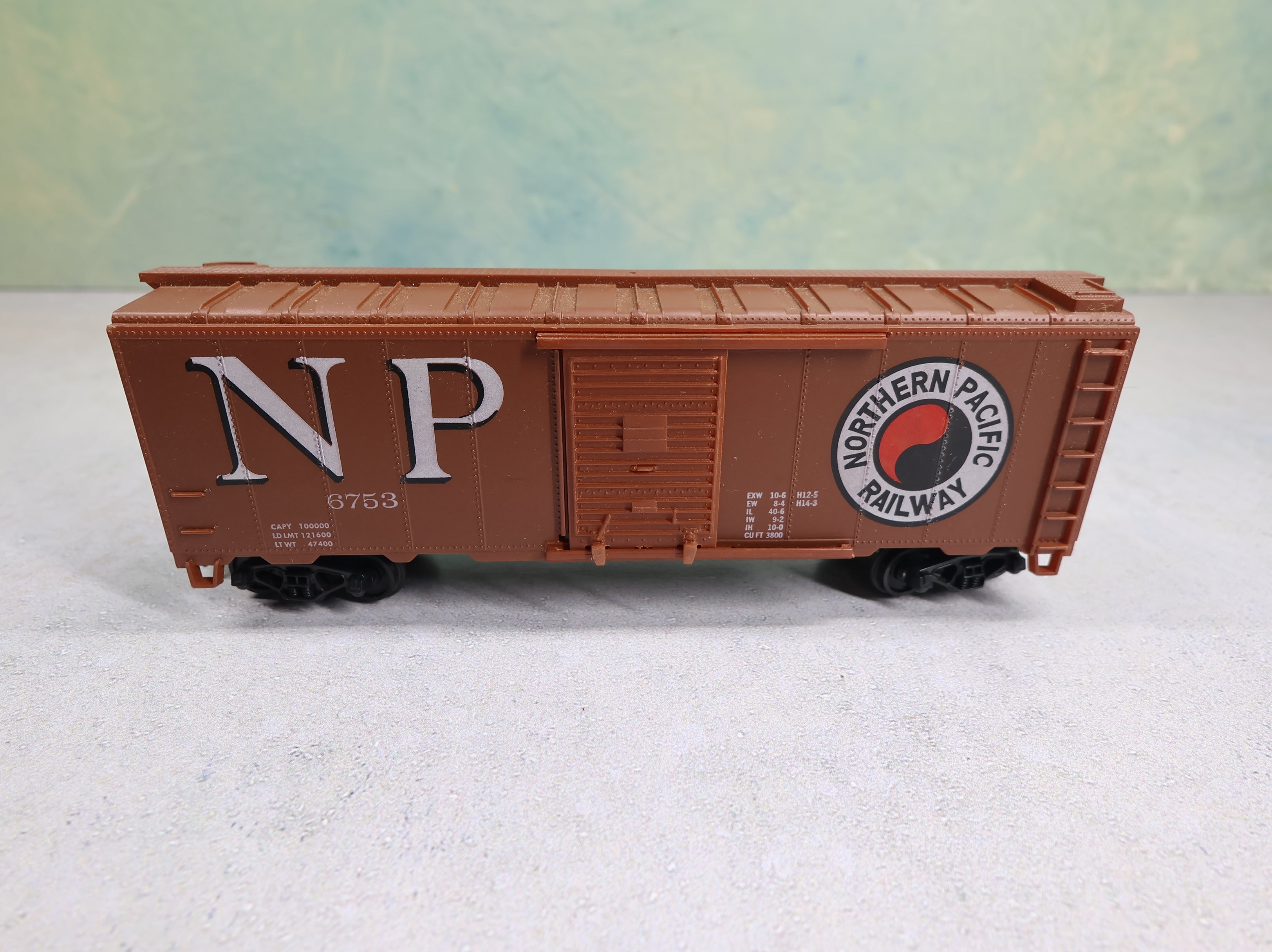 USED Cox HO Scale 40' Steel Box Car Northern Pacific NP #6753