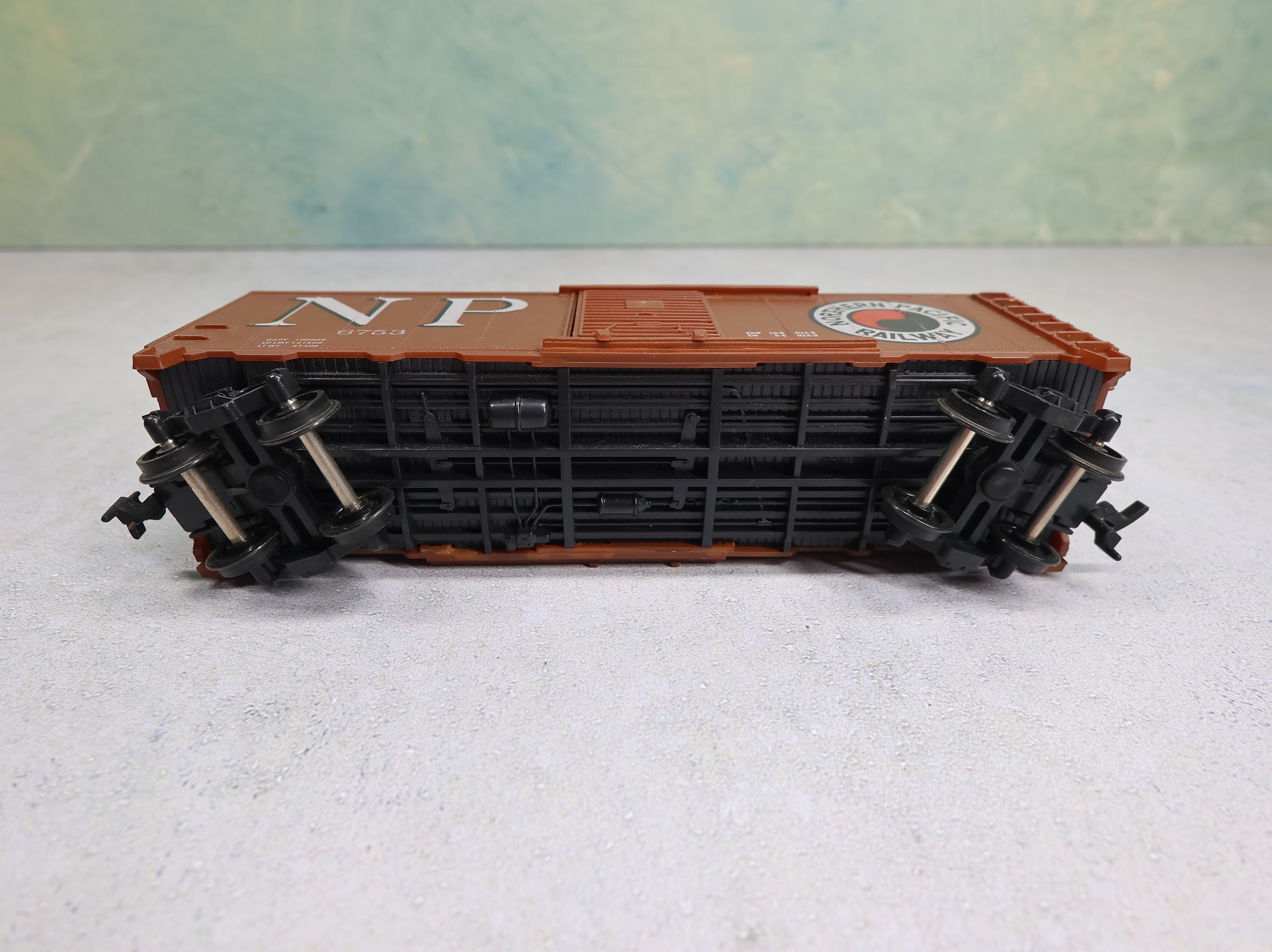 USED Cox HO Scale 40' Steel Box Car Northern Pacific NP #6753