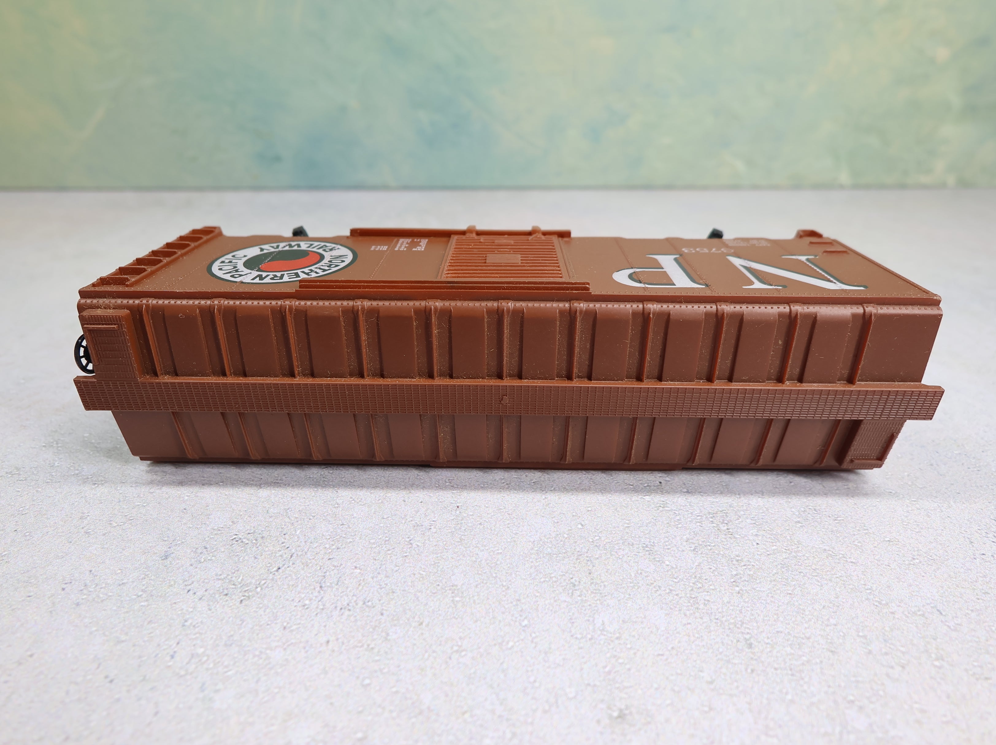 USED Cox HO Scale 40' Steel Box Car Northern Pacific NP #6753