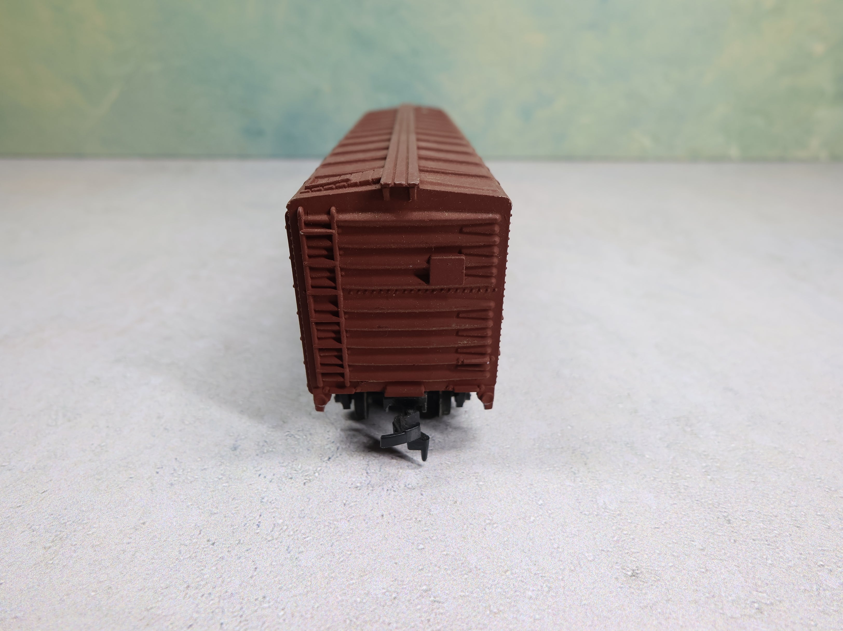 USED Roundhouse HO Scale 40' Steel Box Car Undecorated Brown