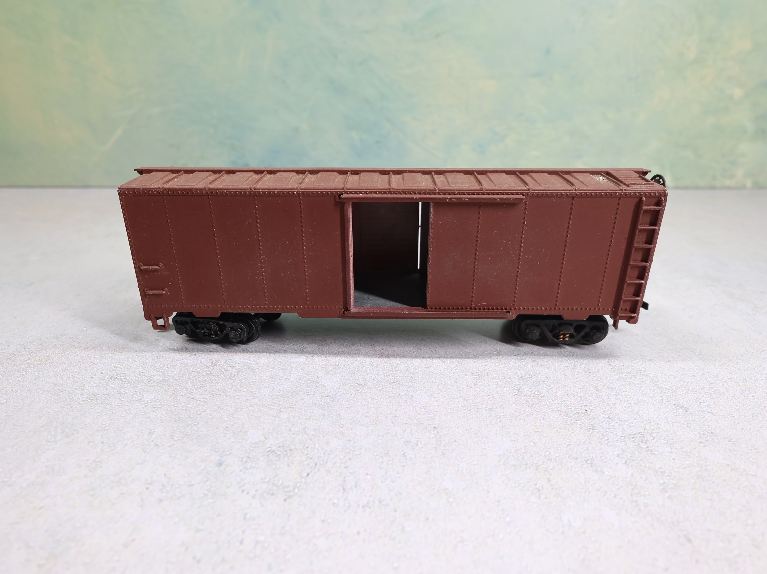 USED Roundhouse HO Scale 40' Steel Box Car Undecorated Brown