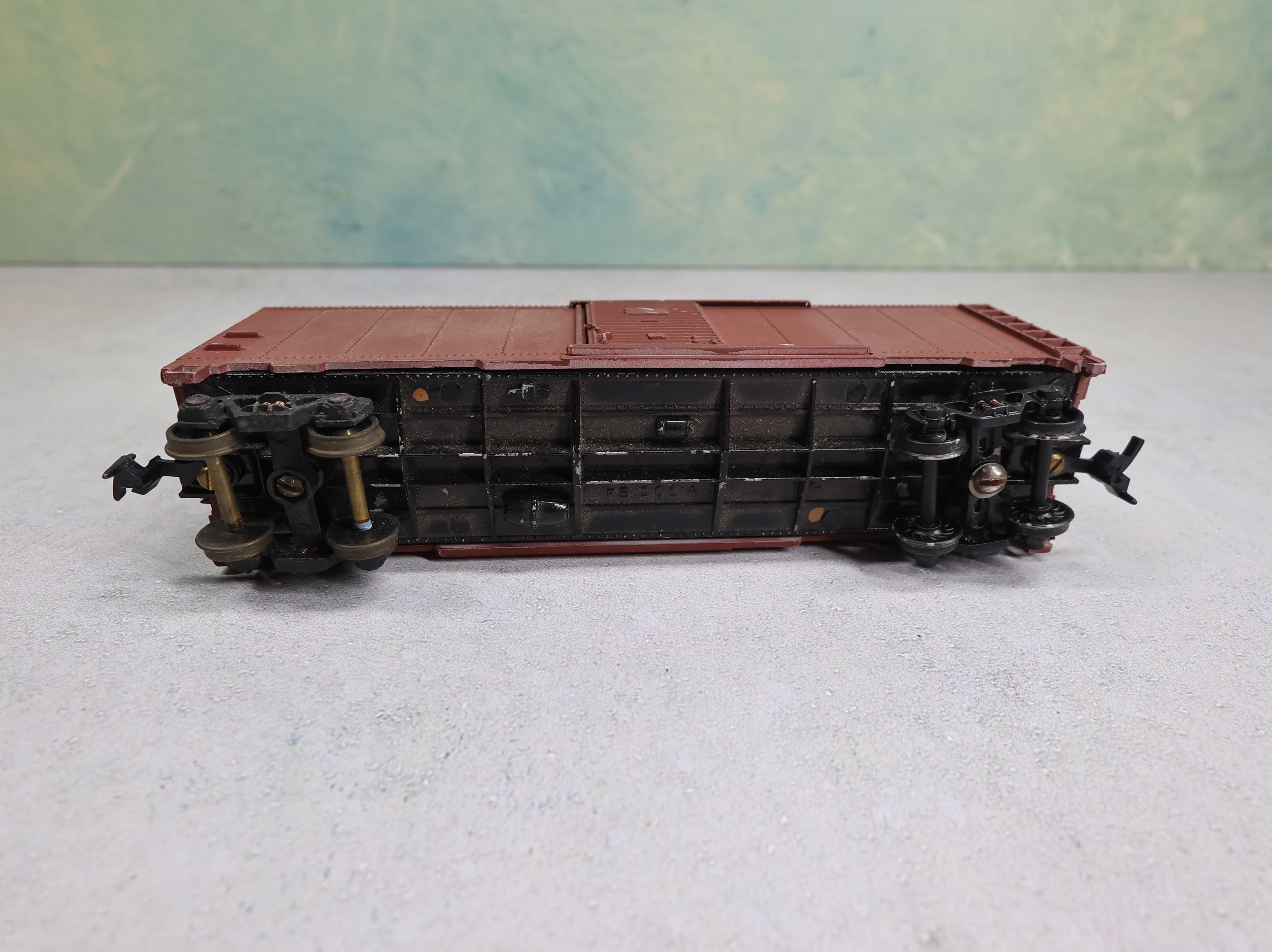 USED Roundhouse HO Scale 40' Steel Box Car Undecorated Brown