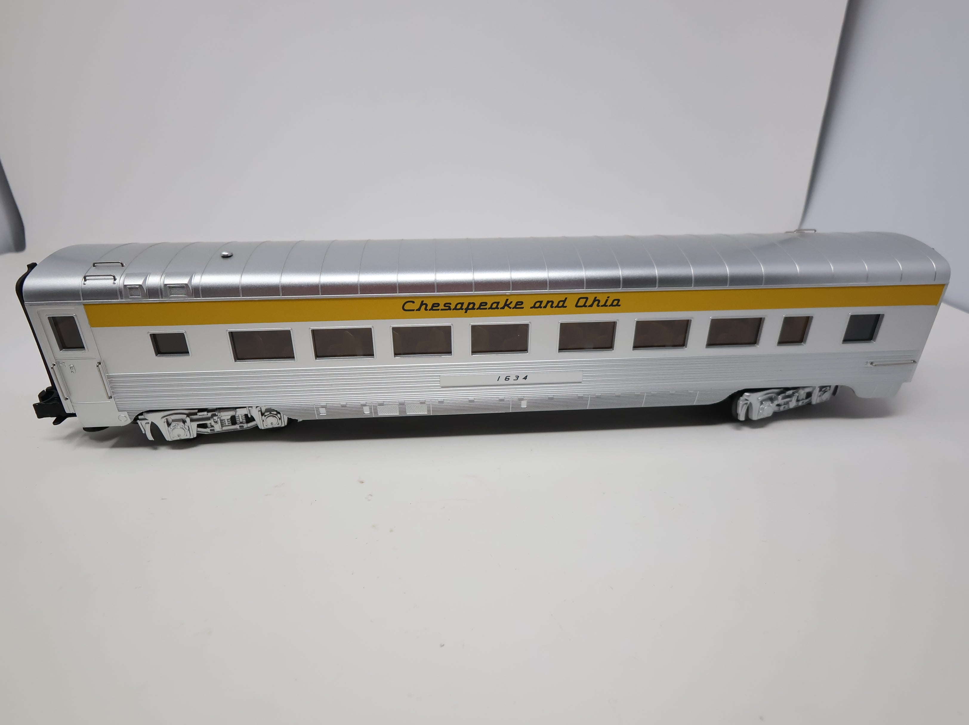 USED MTH Rail King O Streamlined Coach Passenger Car Chesapeake and Ohio C&O #1637