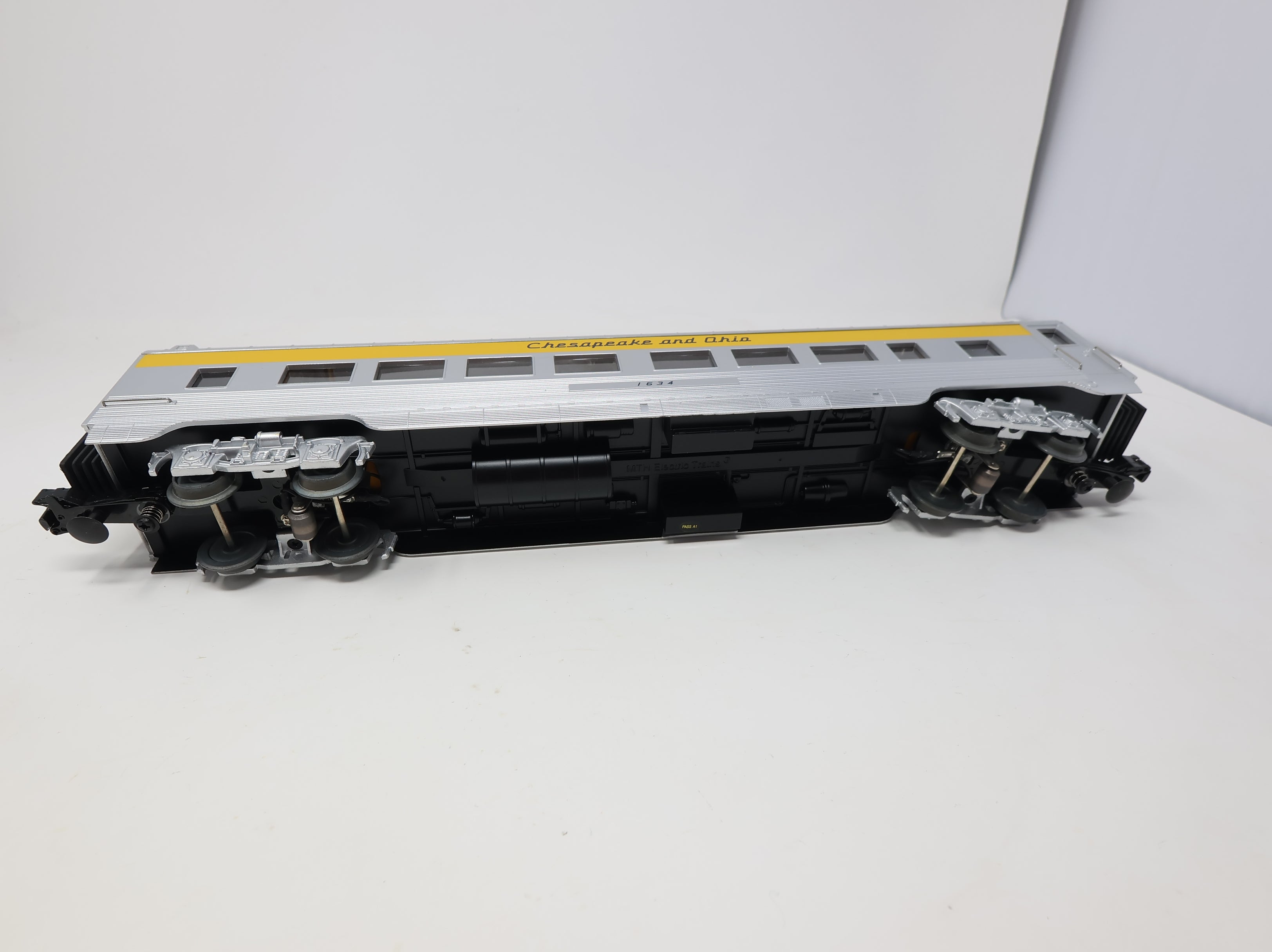 USED MTH Rail King O Streamlined Coach Passenger Car Chesapeake and Ohio C&O #1637