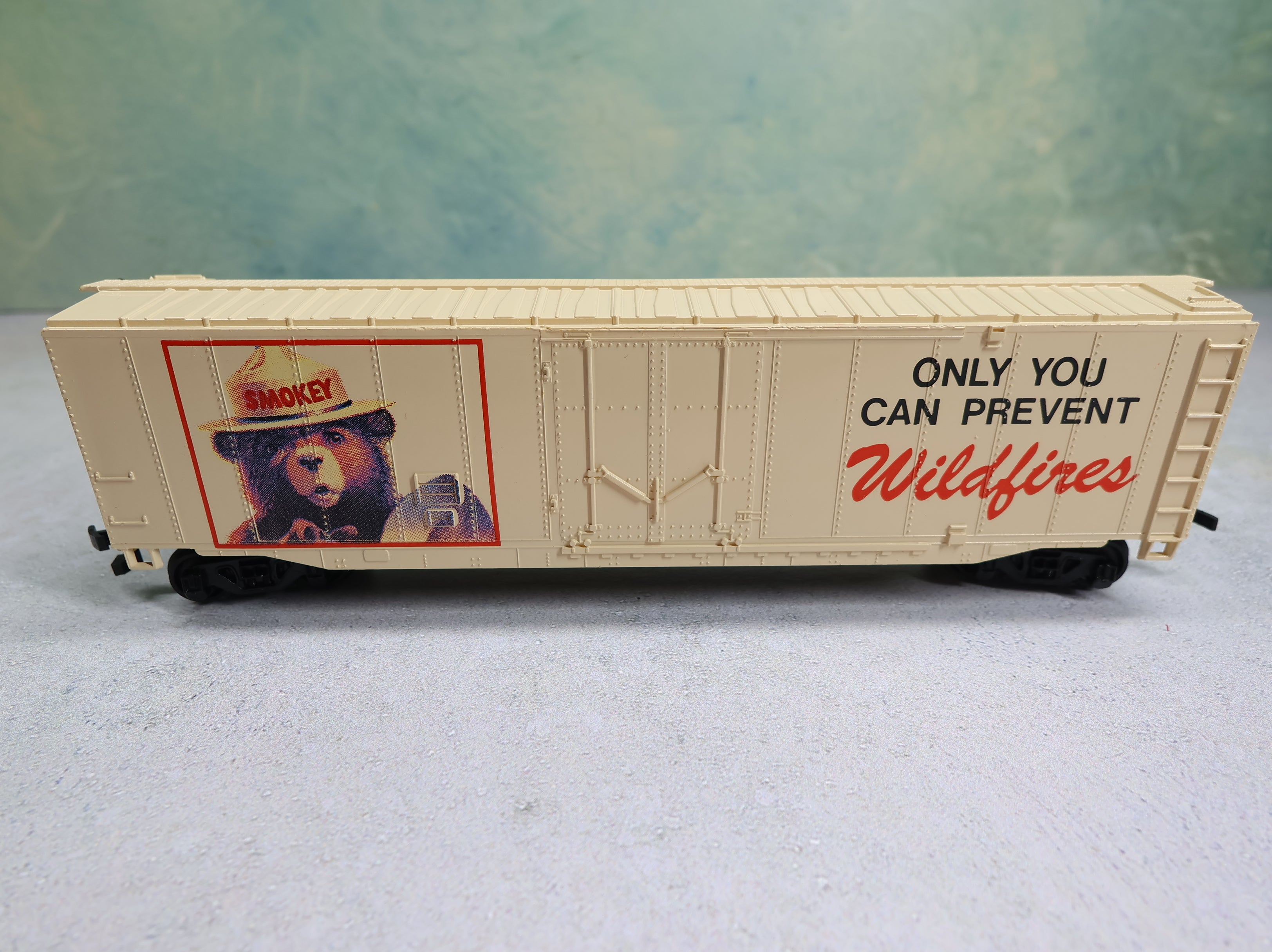 USED Bachmann HO Scale 50' Steel Box Car Smokey The Bear