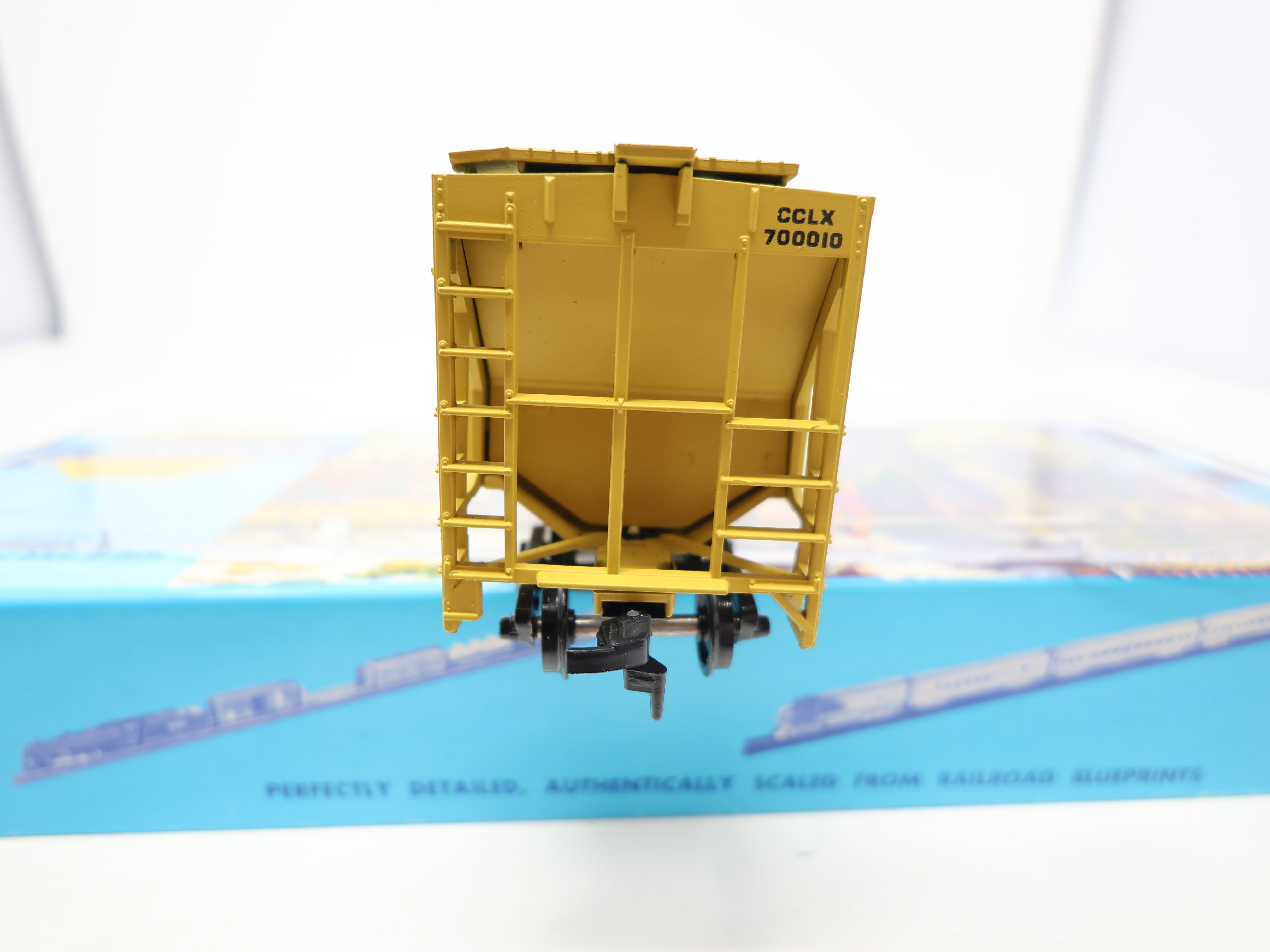 USED Athearn 932-9057 HO Scale, Walthers LMT 54' Covered Hopper, Corn Products CCLX #700010