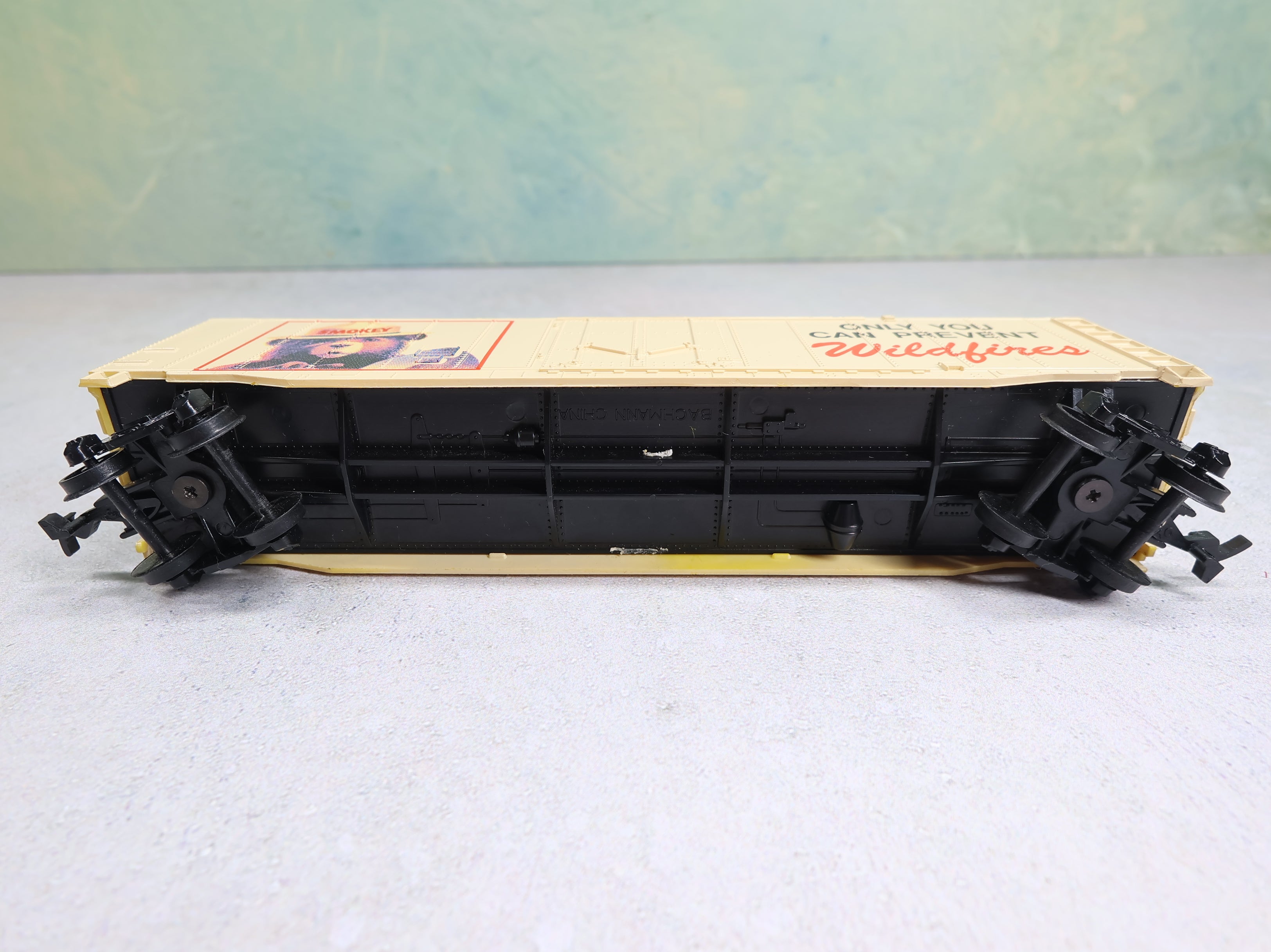 USED Bachmann HO Scale 50' Steel Box Car Smokey The Bear