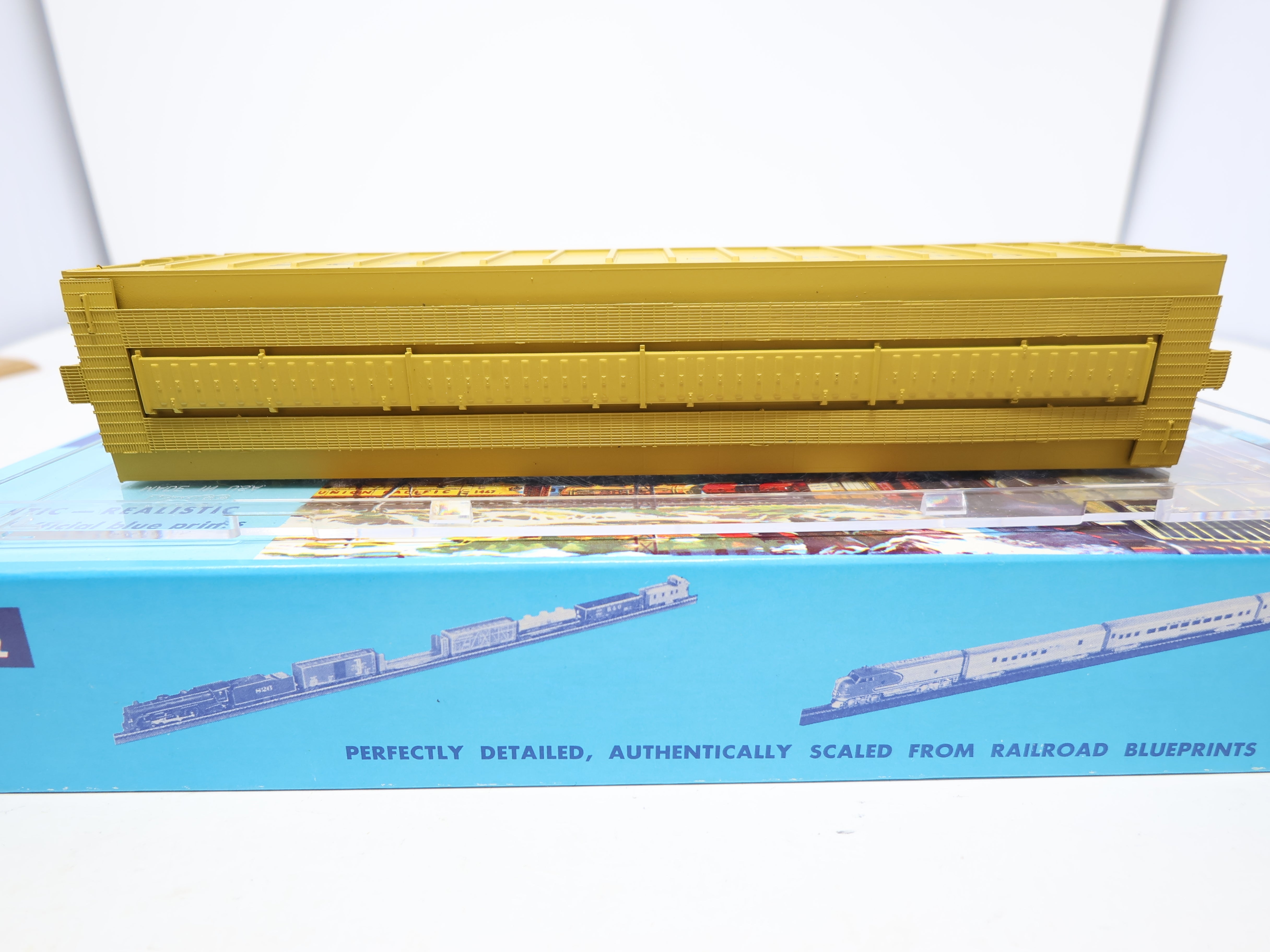 USED Athearn 932-9057 HO Scale, Walthers LMT 54' Covered Hopper, Corn Products CCLX #700010