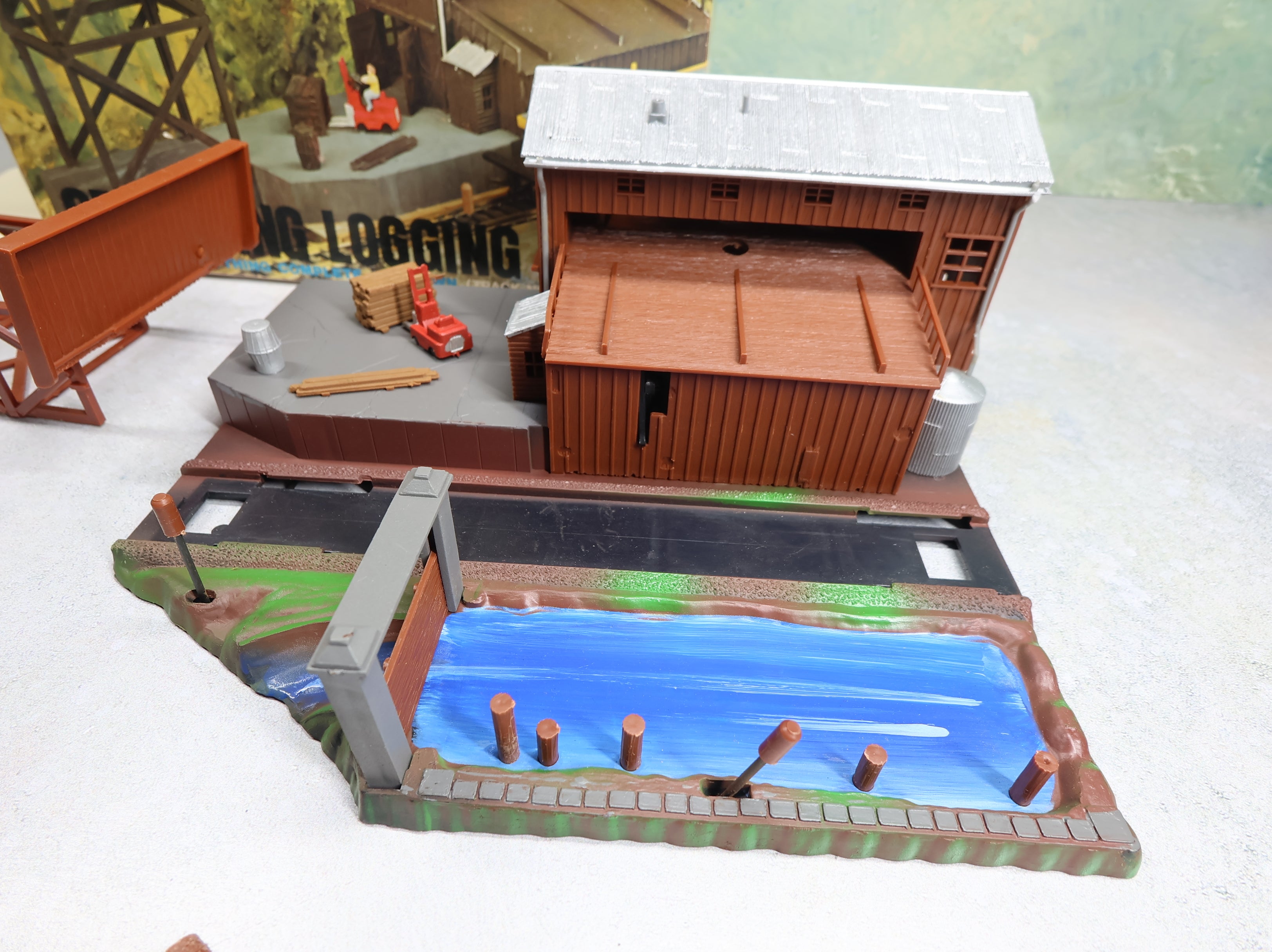 USED Life-Like T701 HO Scale Operating Logging Mill Untested