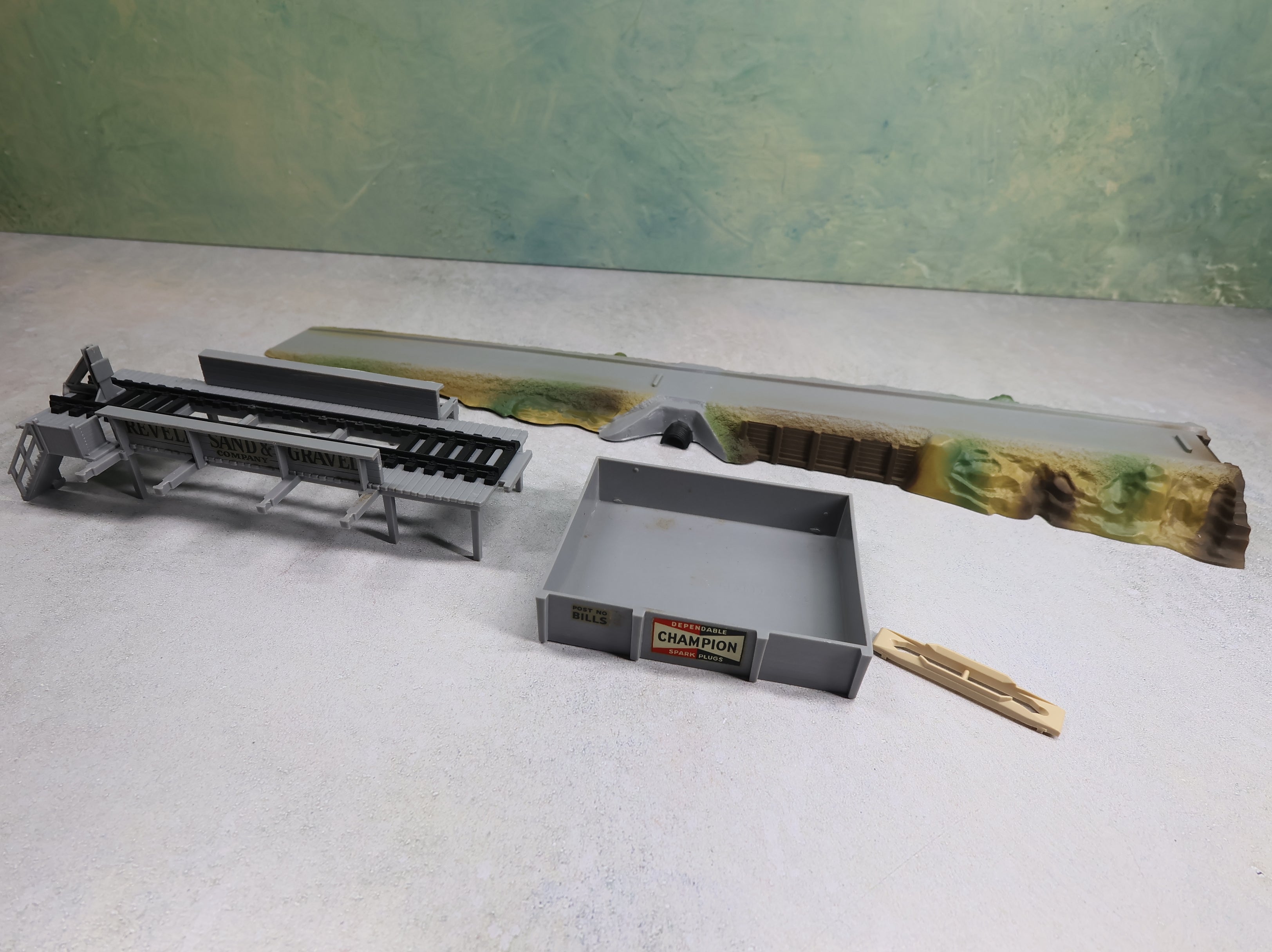 USED REVELL HO Scale Operating Hopper Ramp & Unloading Platform