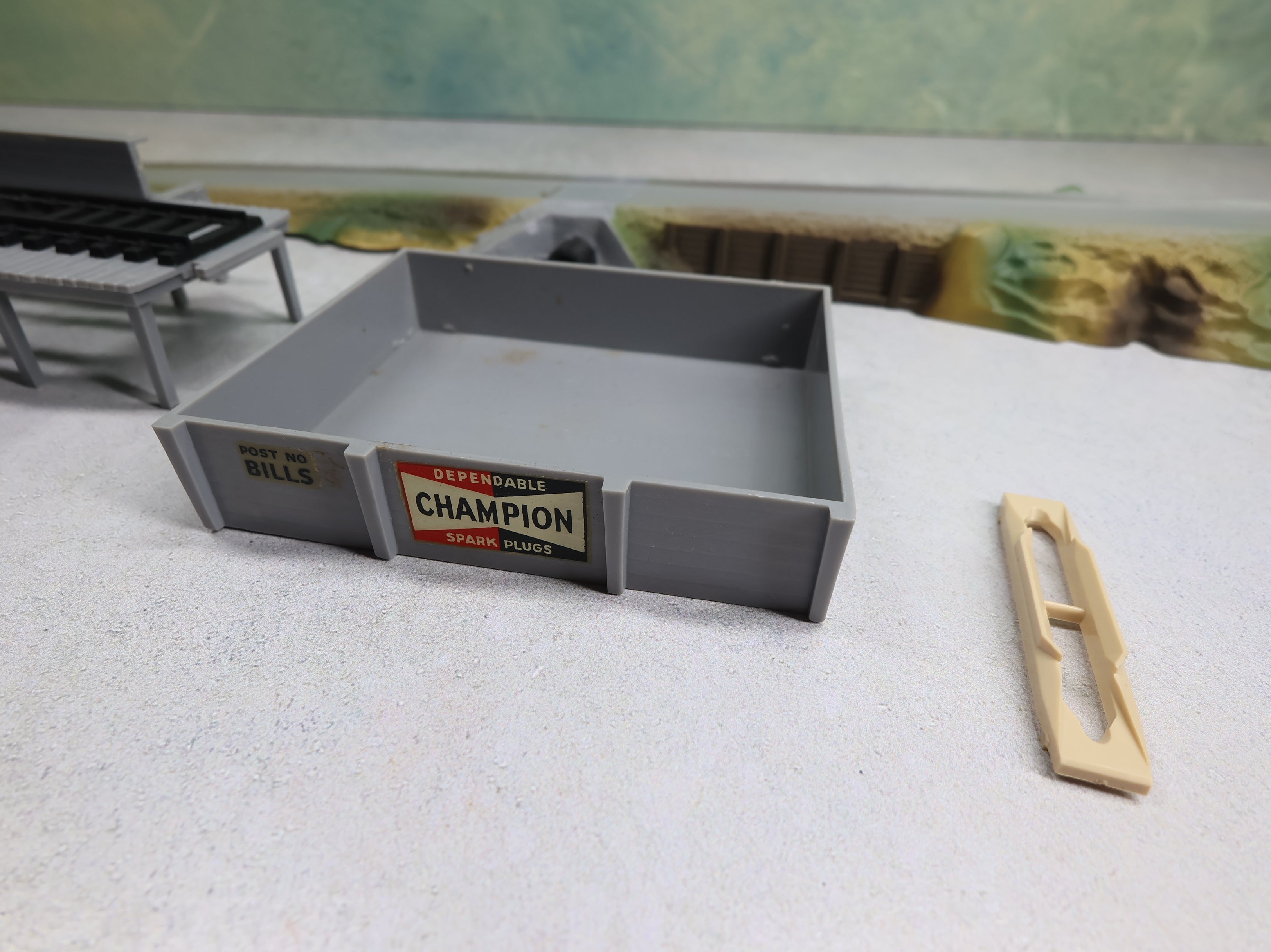 USED REVELL HO Scale Operating Hopper Ramp & Unloading Platform